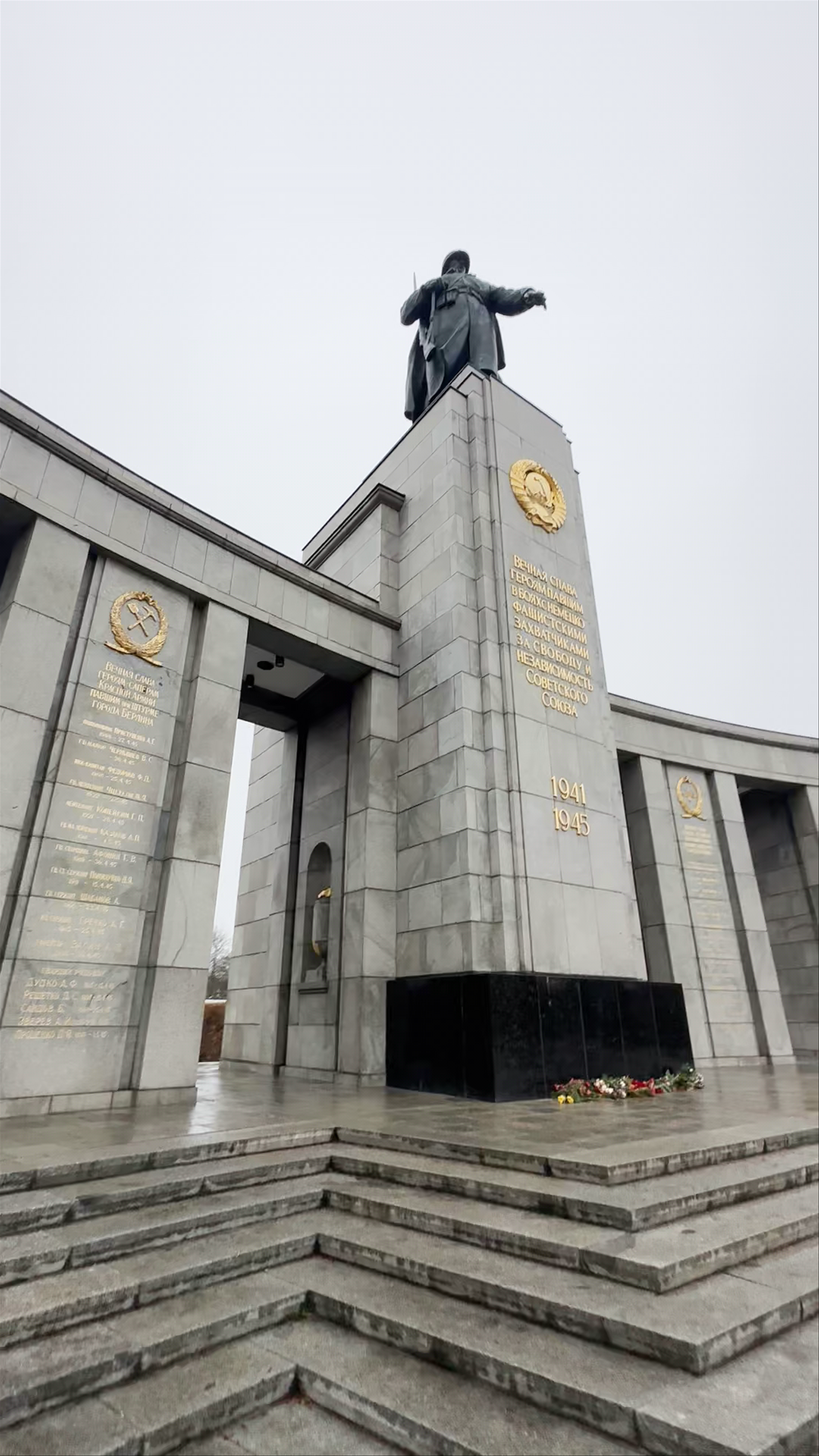 Memorial to Soviet Soldiers on Straße des 17. Juni, Berlin