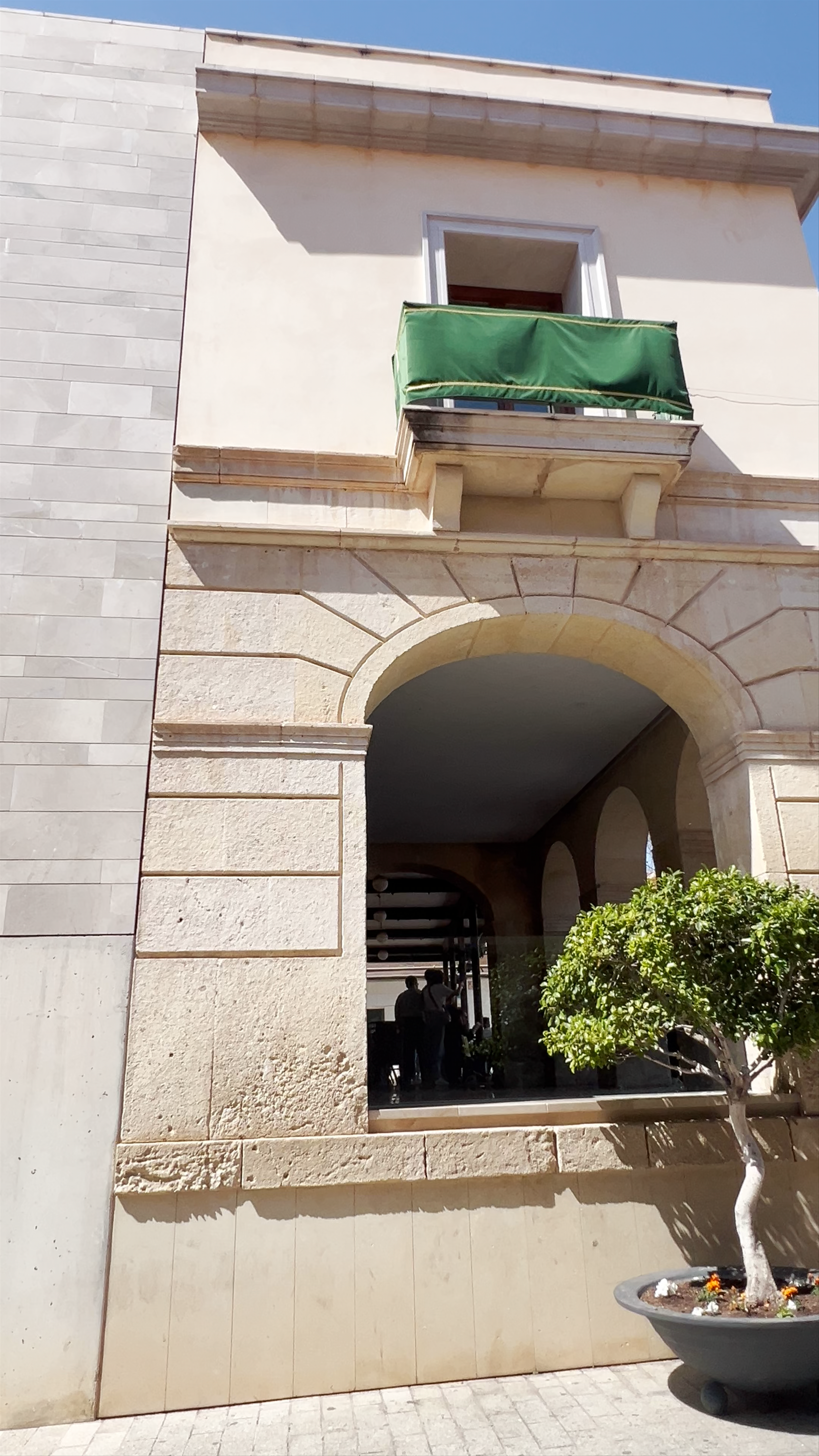 Casa Consistorial & Plaza in San Vicente del Raspeig: Sunlit Spanish Town Charm