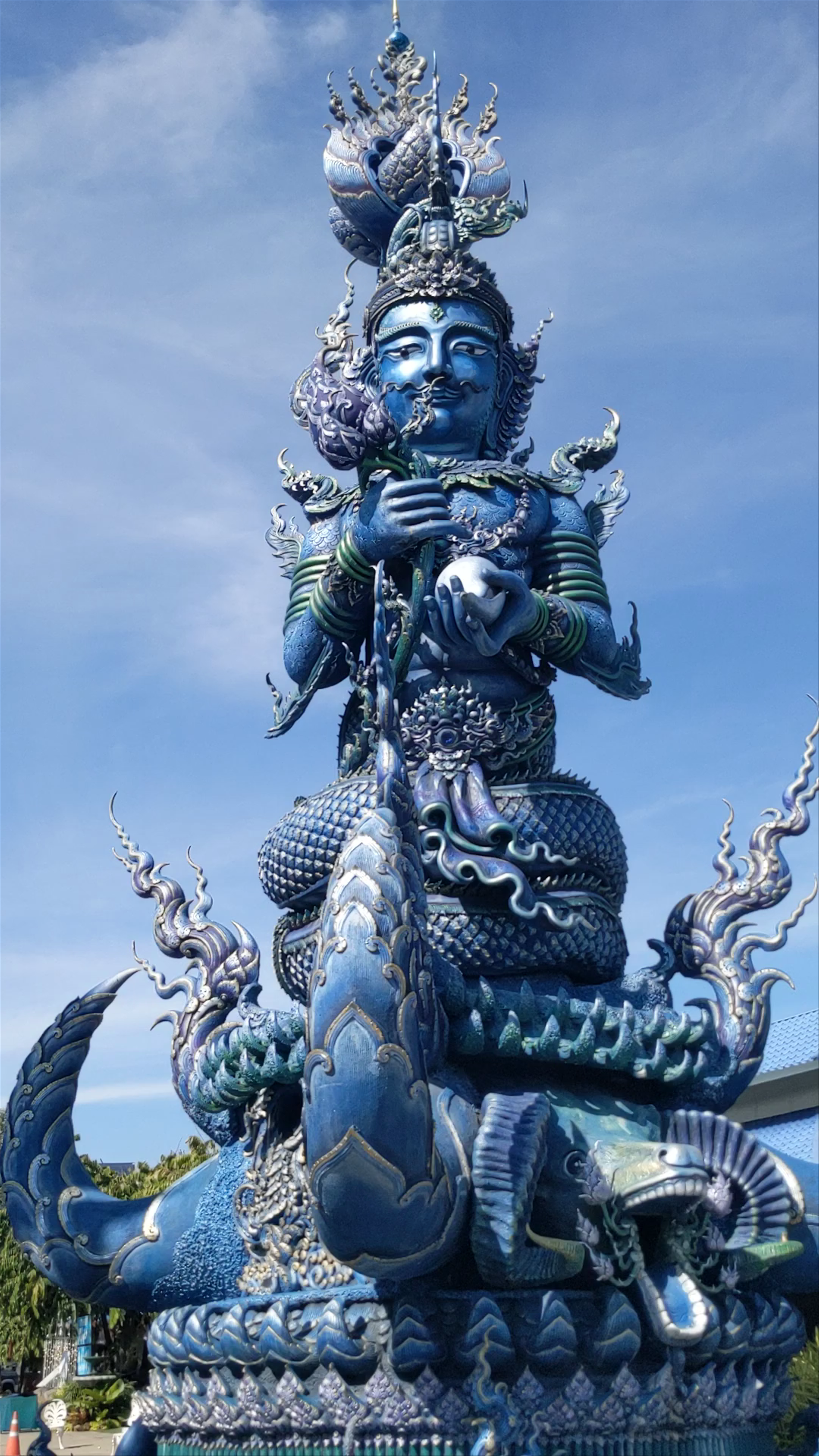 Wat Rong Suea Ten (Blue Temple): Mystical Thai Spiritual Art in Chiang Rai