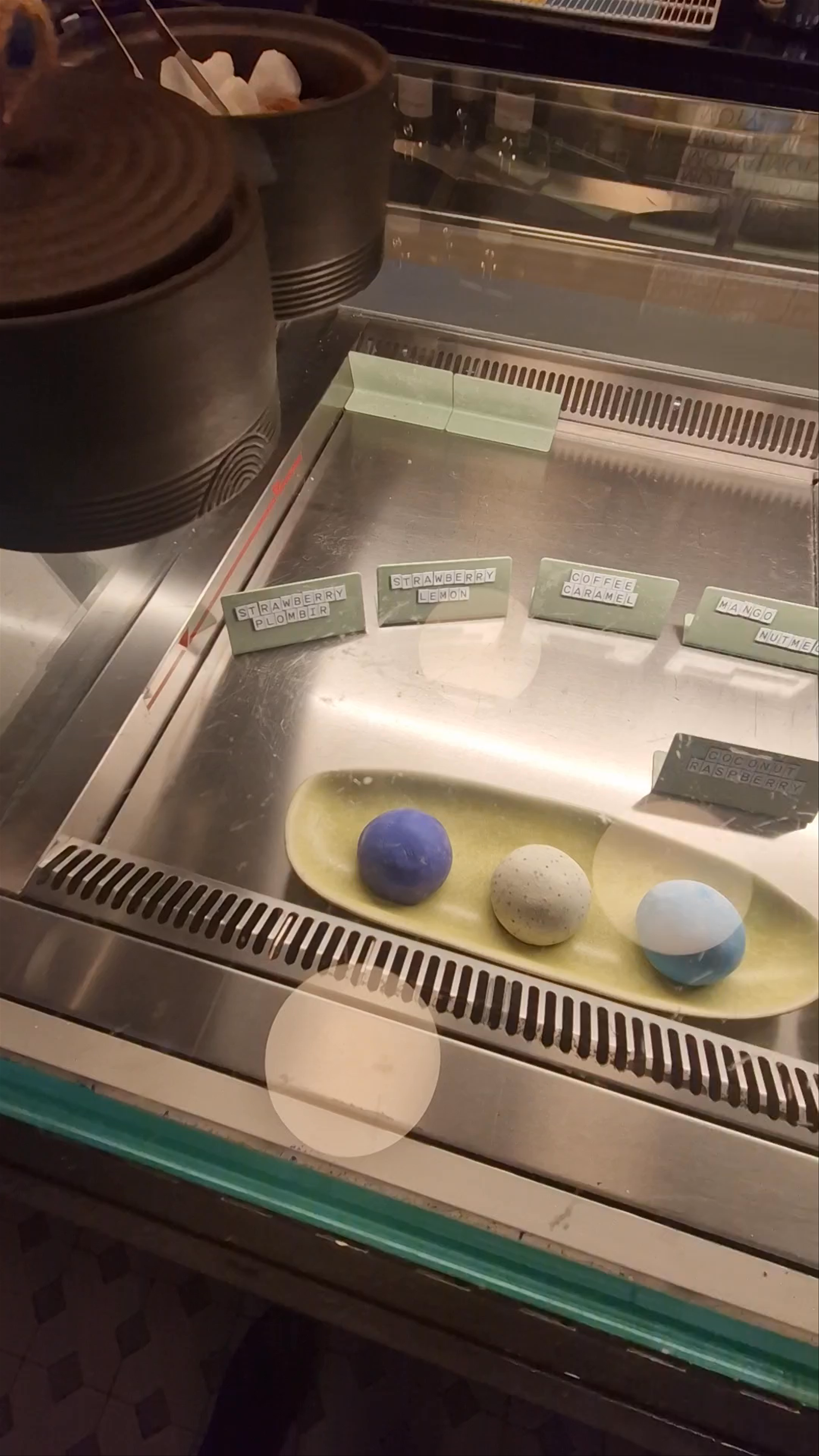 Motya Coffee Shop: Artisanal Ice Cream Delights in Funchal, Madeira