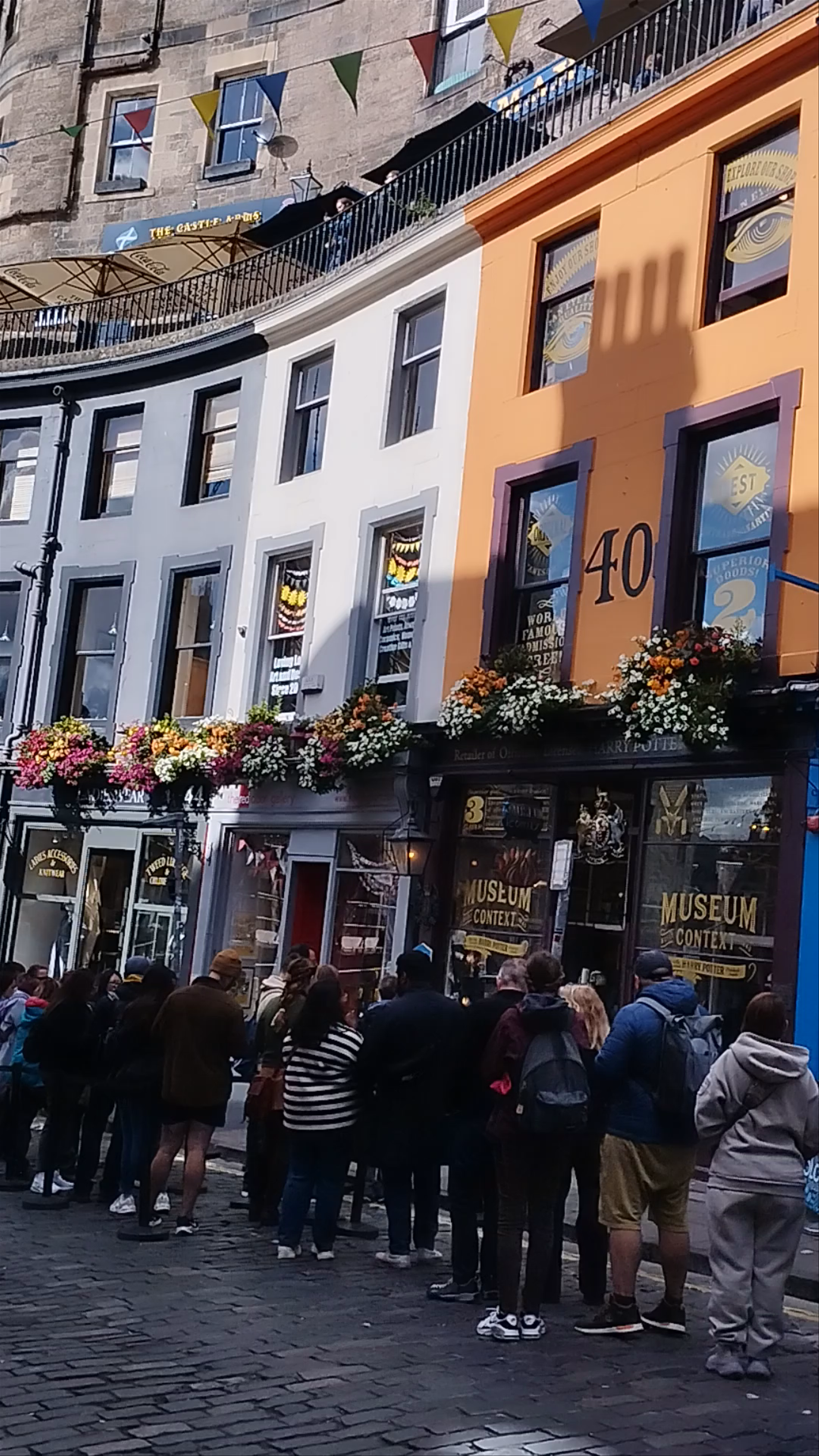 Victoria Street Viewing Point: Colorful Charm and Historic Vibes in Edinburgh