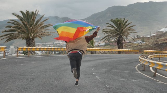 Corriendo con una bandera de orgullo
