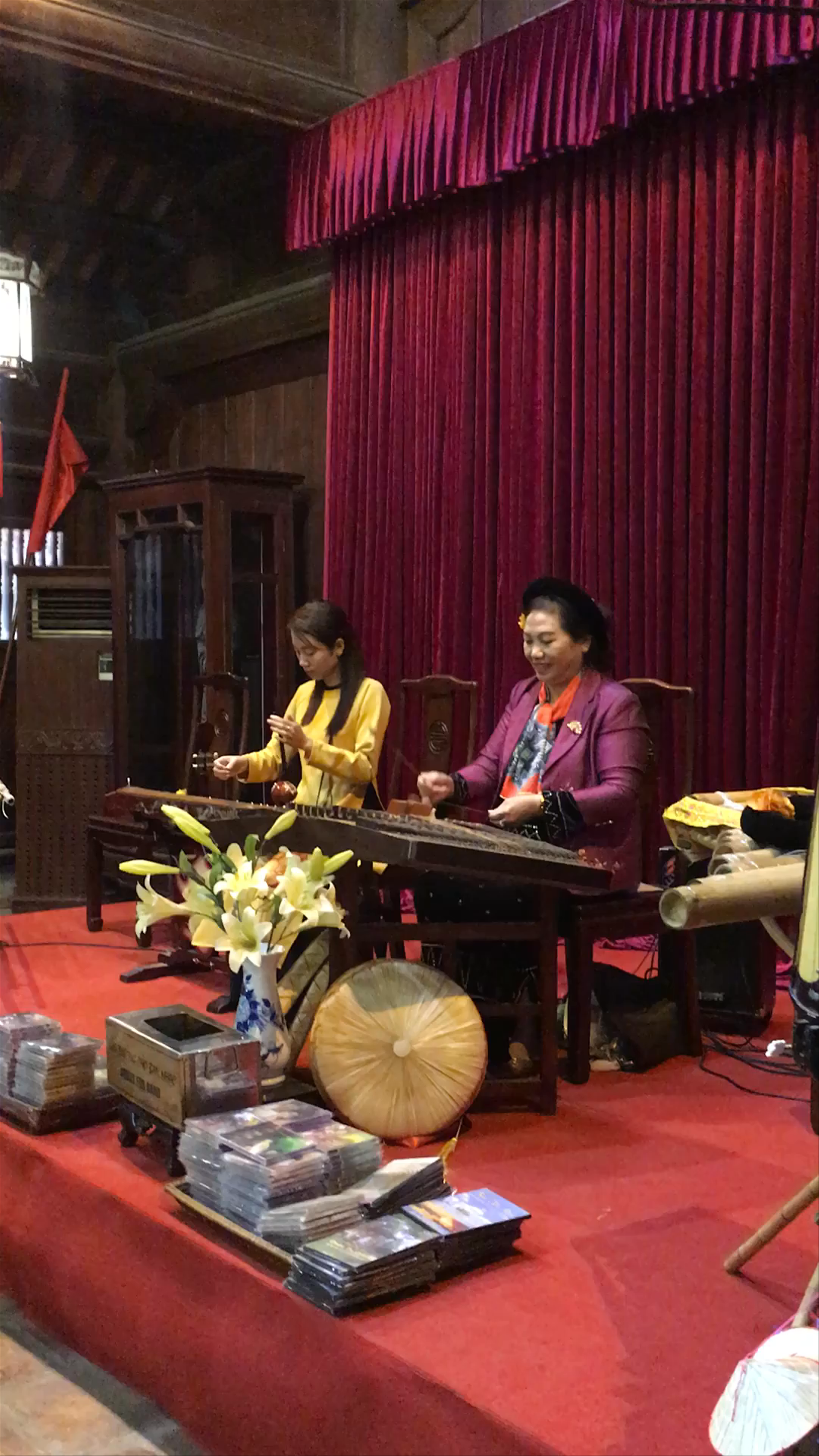Traditional Vietnamese Music Performance at Lăng Chủ tịch Hồ Chí Minh, Hanoi