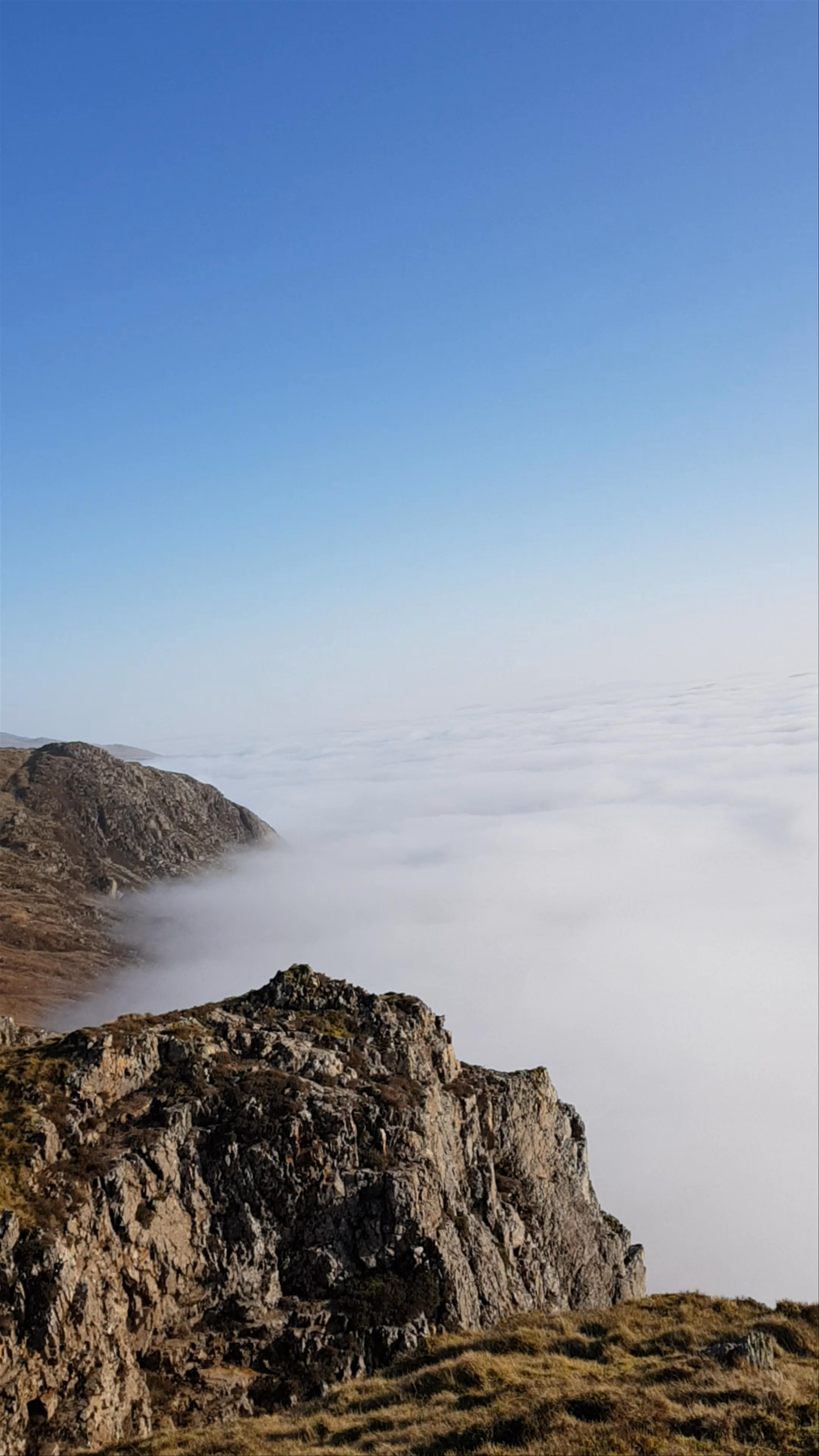 Glyder Fawr Summit: A Breath Above the Clouds in Caernarfon