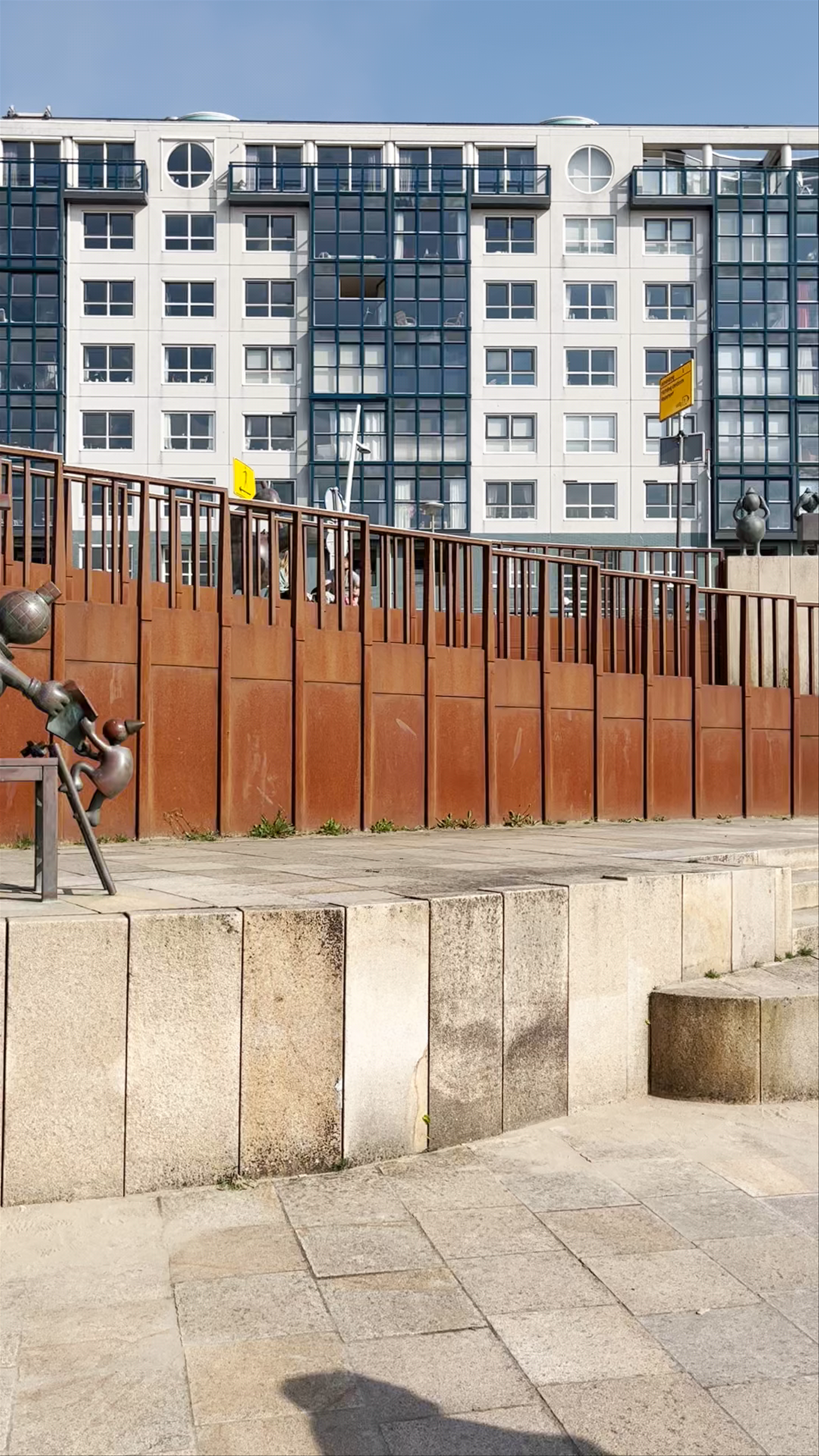 Sprookjesbeelden aan Zee: Whimsical Seaside Sculptures in The Hague