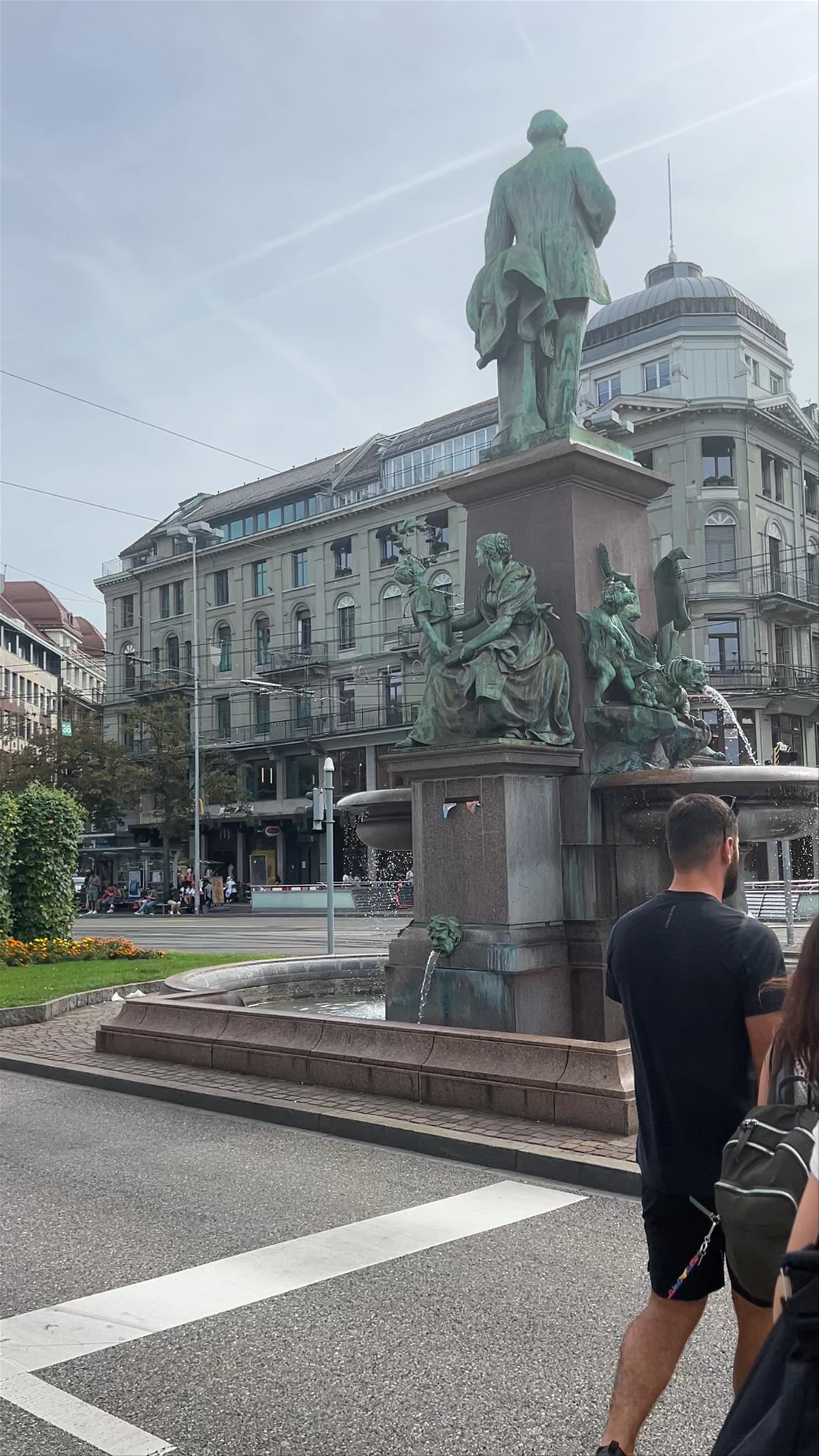 Alfred Escher Fountain: Historic Urban Gem in Zürich