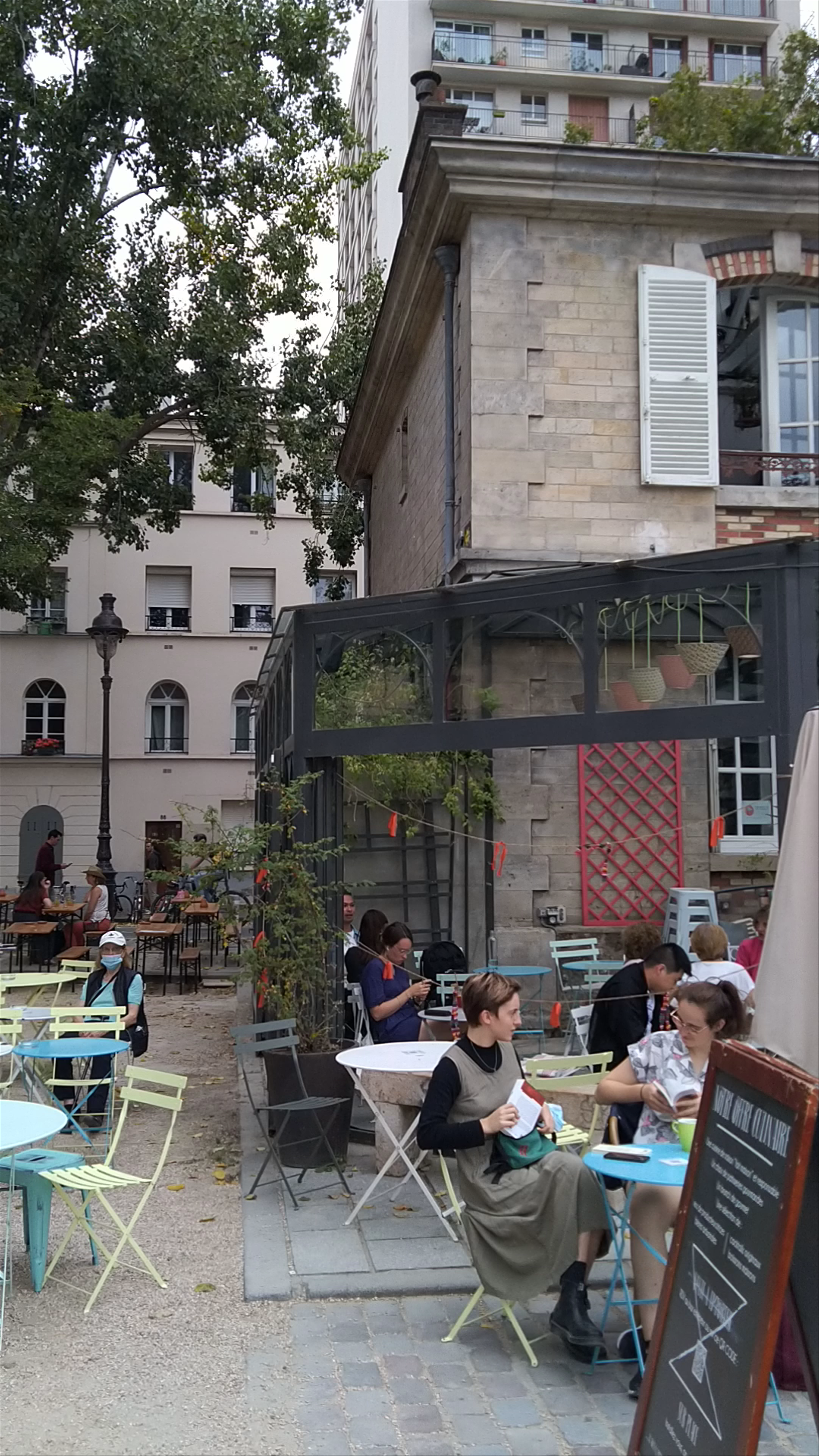 Le Pavillon des Canaux: A Quaint Parisian Riverside Café Experience