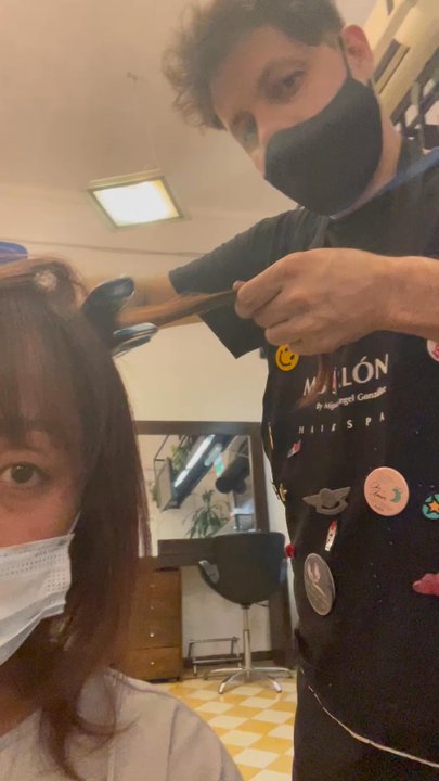 MB Salon - Miguel was showing me how to curl my hair with flat iron. - Hair Salons Near Me - Buenos Aires, C