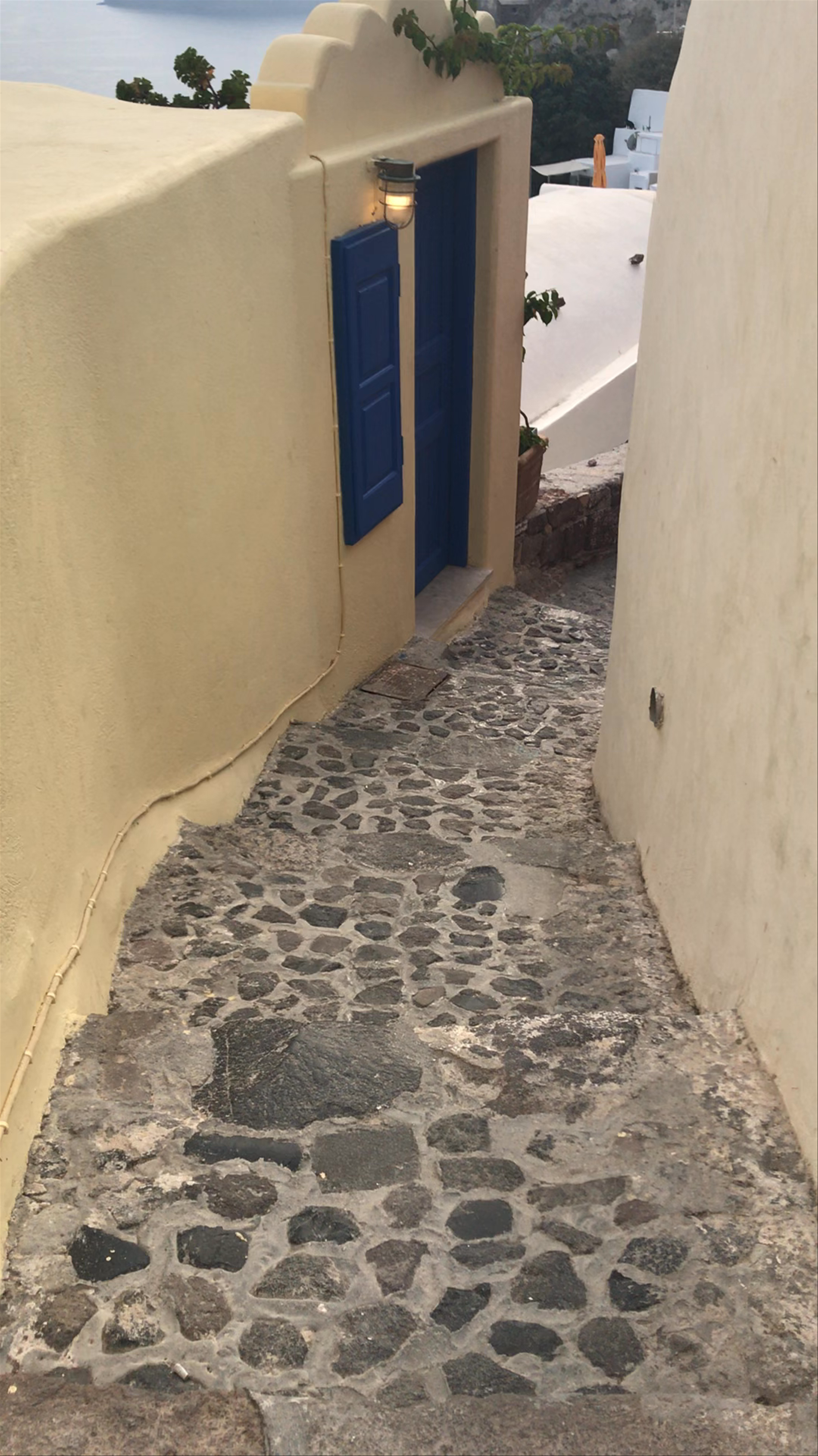 Wandering the Charming Alleyways of Oia, Santorini