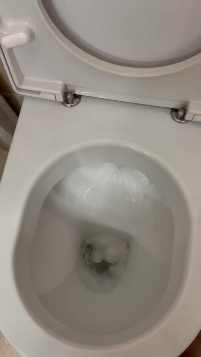 UNA - I've not slept in 3 days!  It's 90 degrees but the girl says thru can't lower past 75 degrees.  So, thru move me to another room.  Picture 3 - Hotels Near Me - Rome, RM