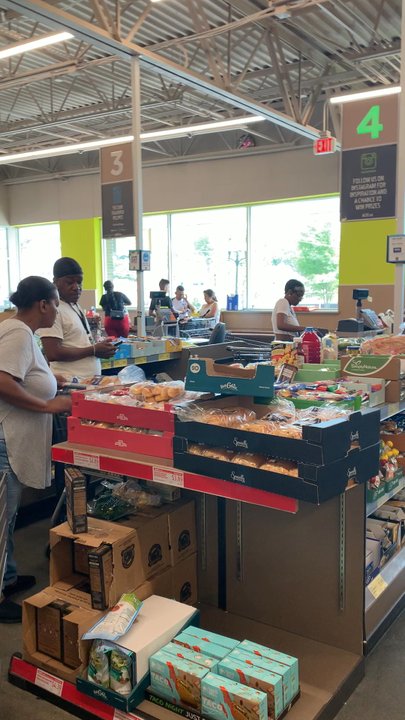 ALDI - 2 out of 5 lines open on a Sunday after the first of the month. - Grocery Near Me - Bloomfield, New Jersey