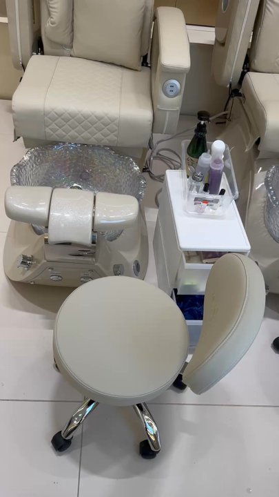 QQ Nails & Spa - Pedicure Booth - Nail Salons Near Me - Astoria, New York