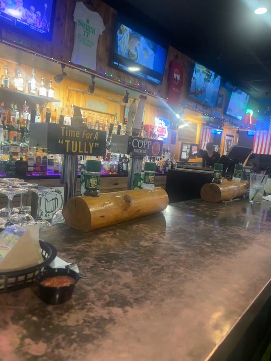 Kelly's Half Shell Pub - Great atmosphere, friendly bartenders and mussels on the menu were amazing. Especially when enjoyed with Sauvignon Blanc from New Zealand. - Irish Pub Near Me - Crystal River, Florida
