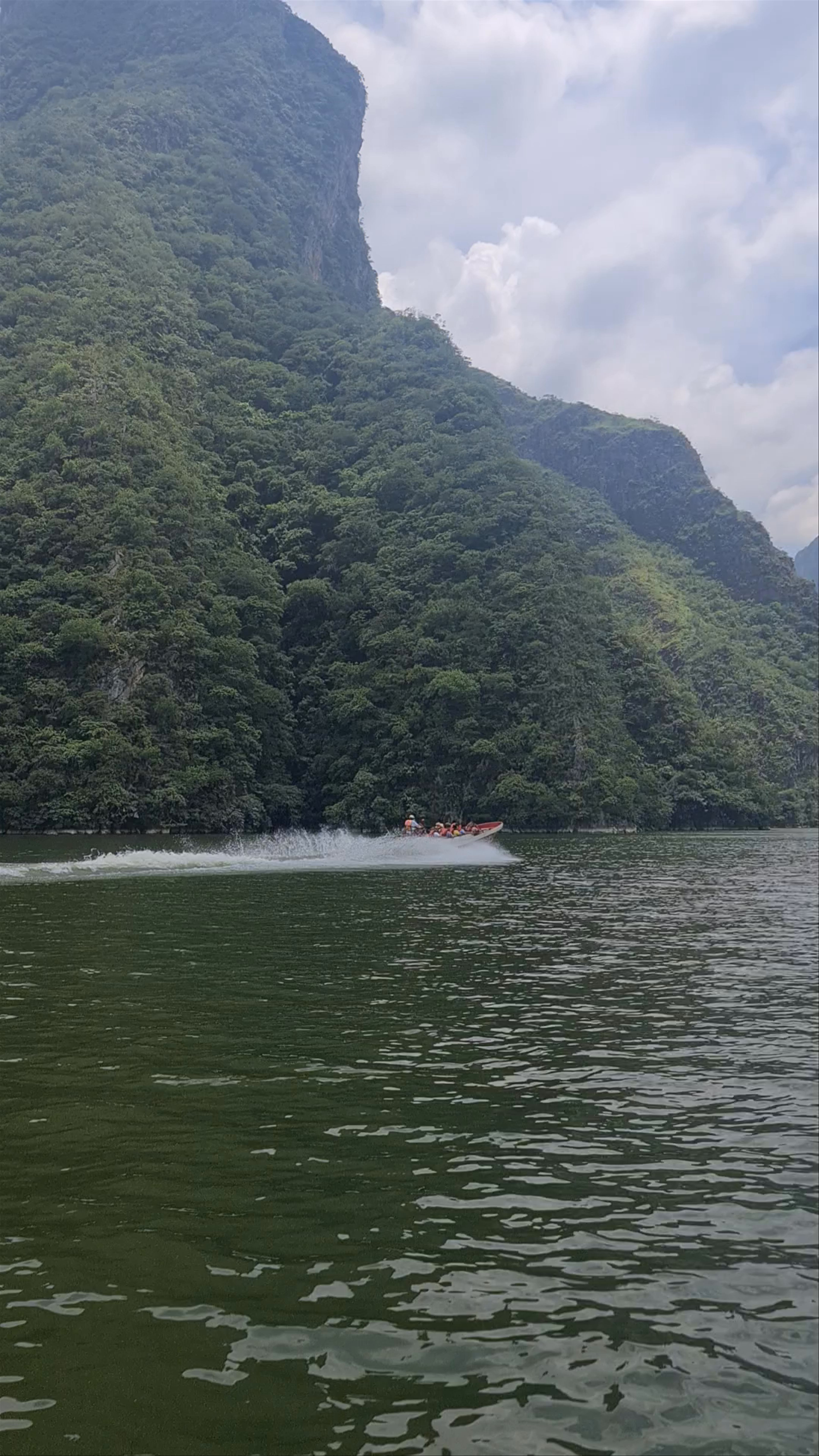 Sumidero Canyon Adventure: Speedboat Thrill through Chiapas' Majestic Gorges