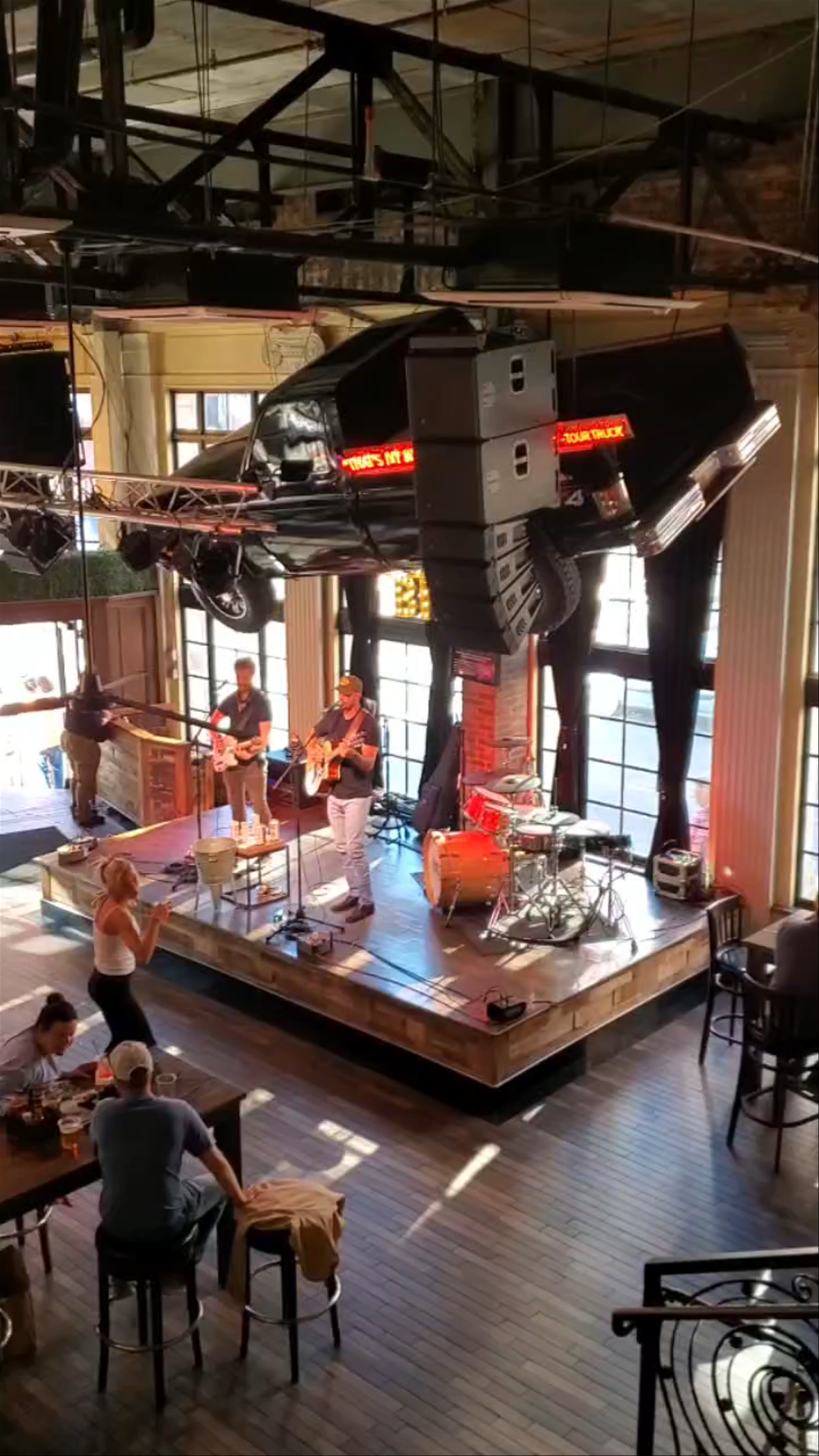 Live Music Vibes at Luke's 32 Bridge in Nashville