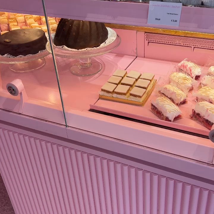 Aida - Inside display - Desserts Near Me - Vienna, 9