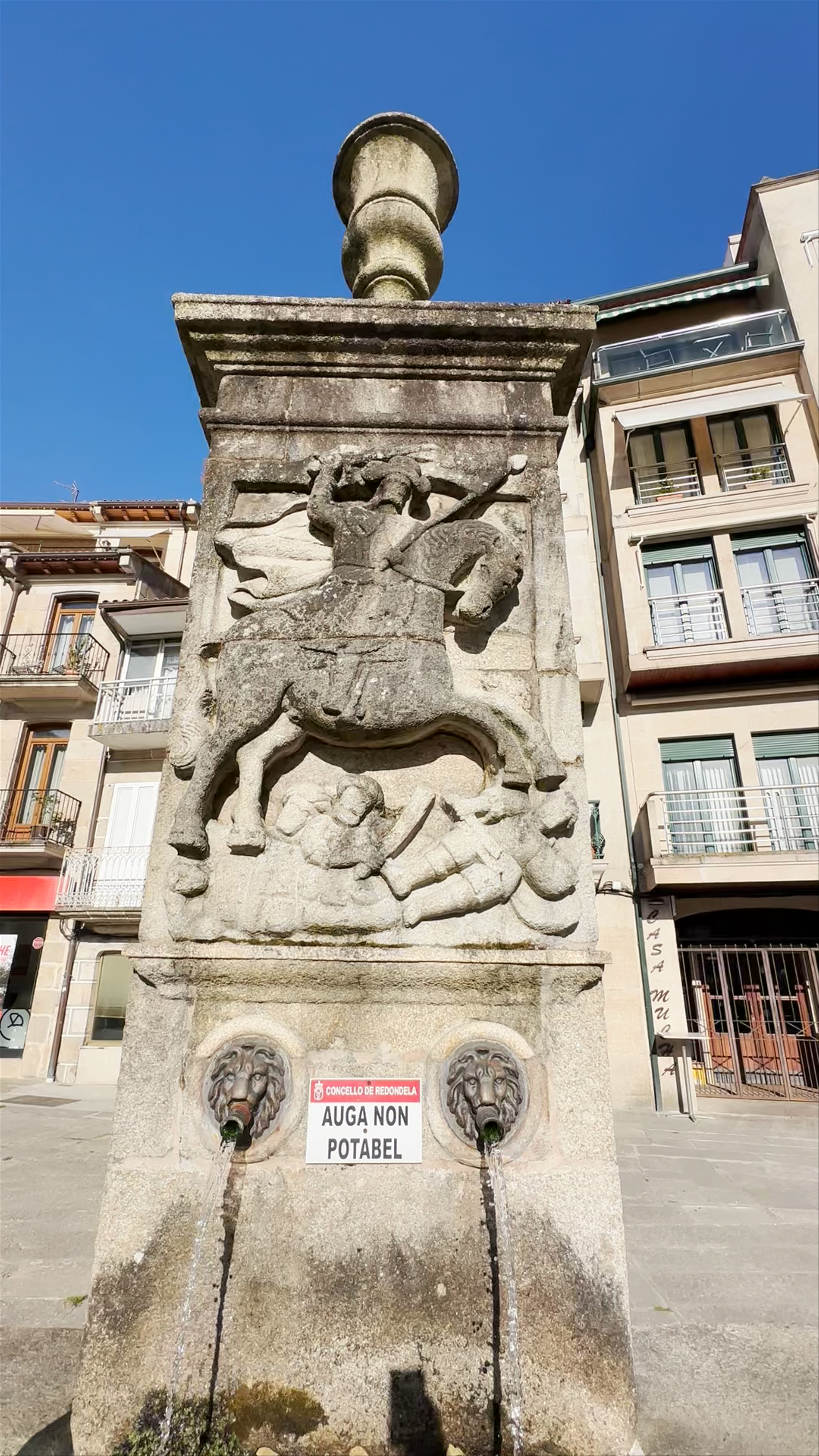 Fonte de Santiago: Historic Fountain in Plaza Santiago Apóstol, Redondela