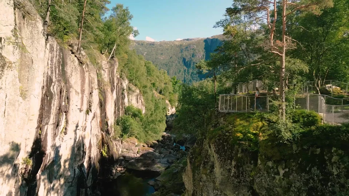 A rest stop with a view point of a gorge.
