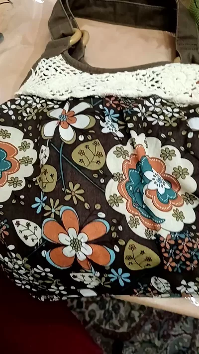 Borsa spalla Boho vintage floreale anni '70 con dettagli uncinetto