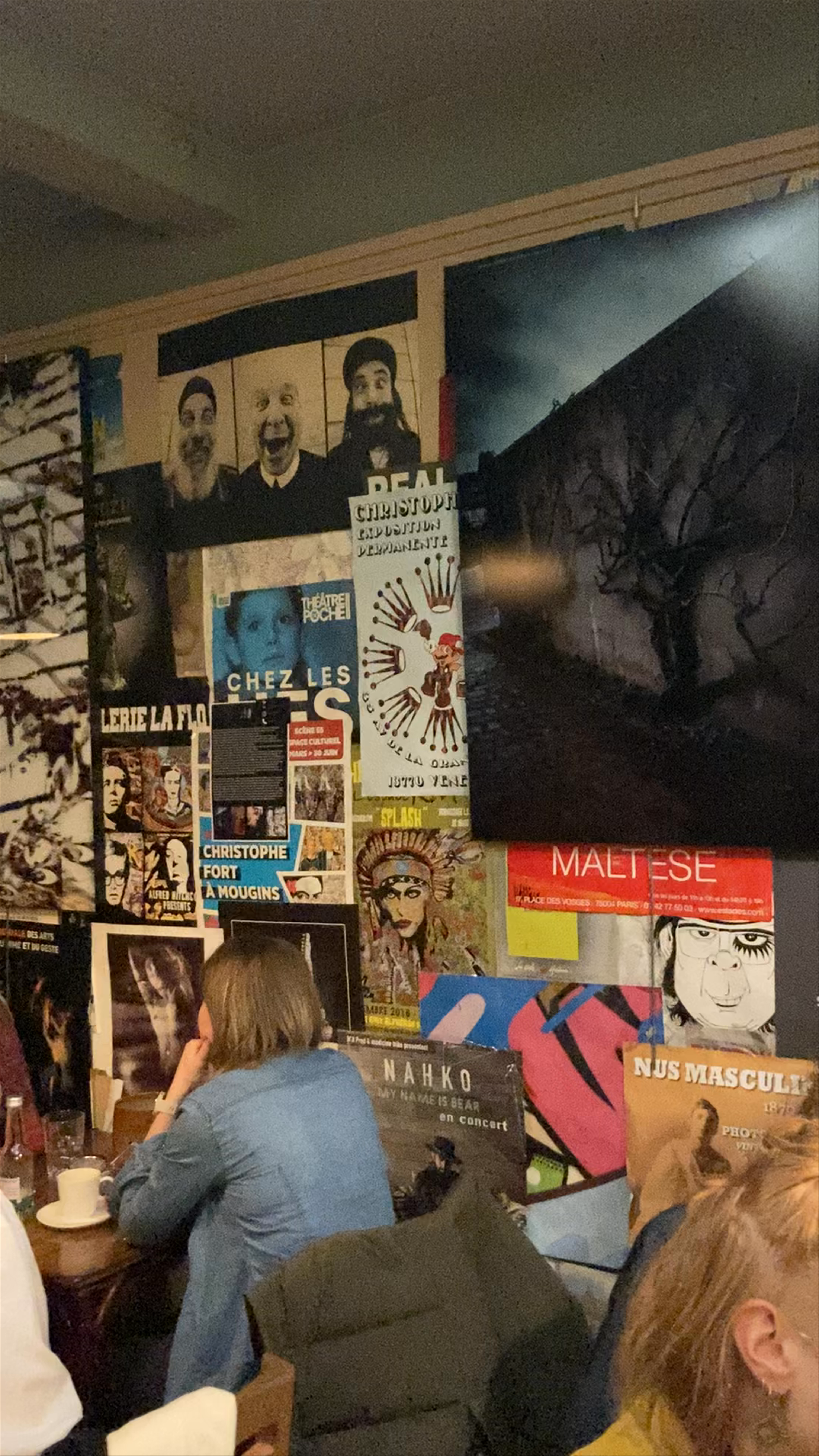 Le Loir dans La Théière: Cozy Artistic Café in Paris' Marais