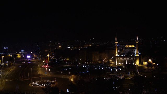 Una mezquita de noche