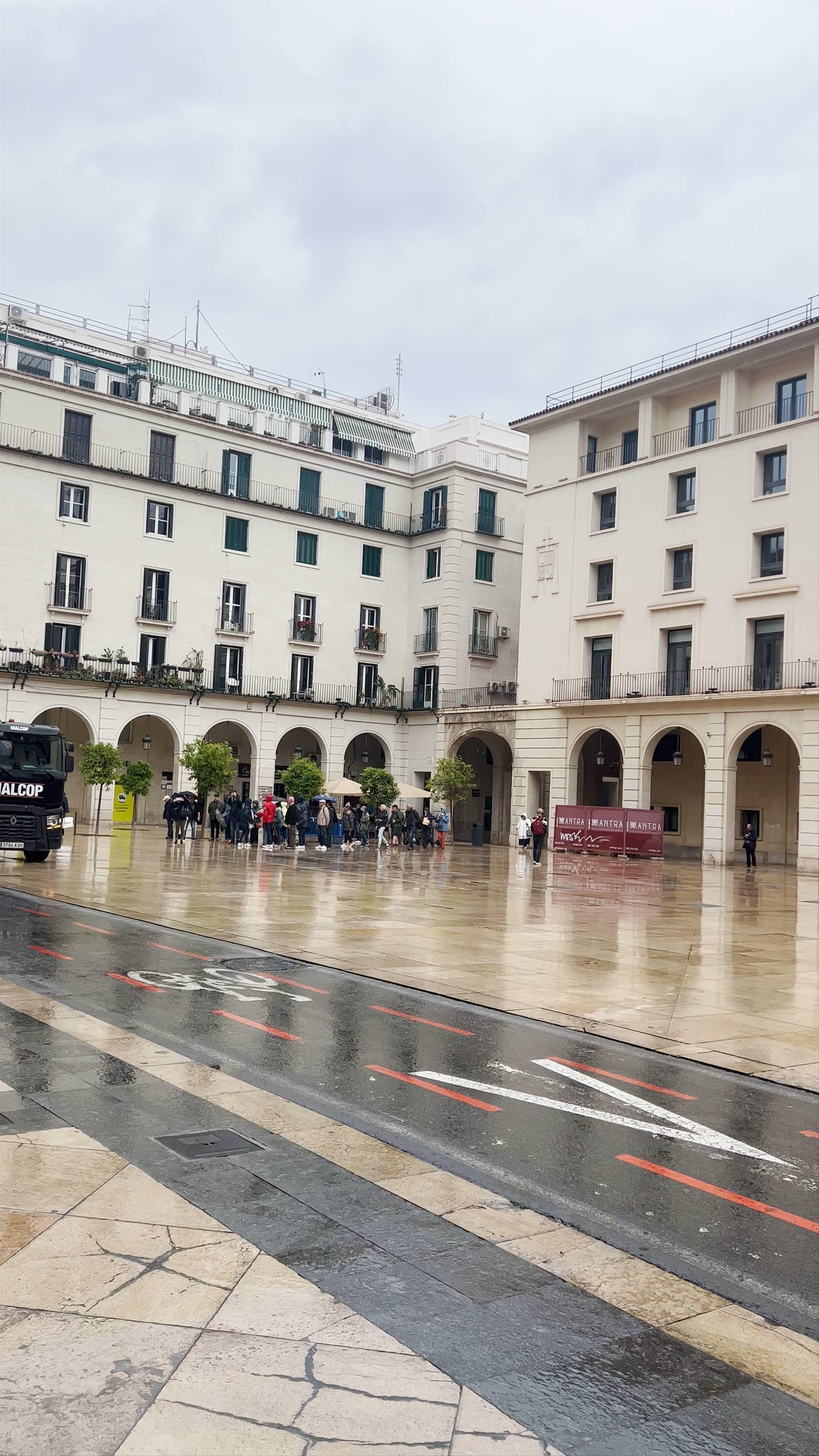 Plaza del Ayuntamiento Alicante: Rainy City Square Ambiance