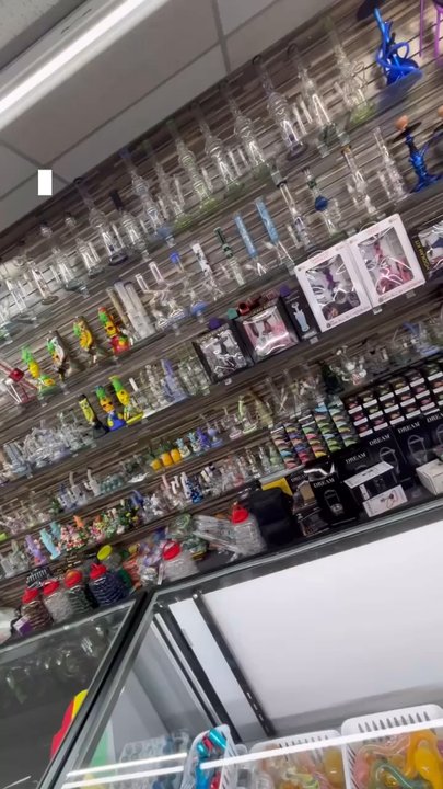 Video carousel 1 of 3 with ID DtSLB7__vM3nQ7WbWLXZkw for JD tobacco and  vape convenience