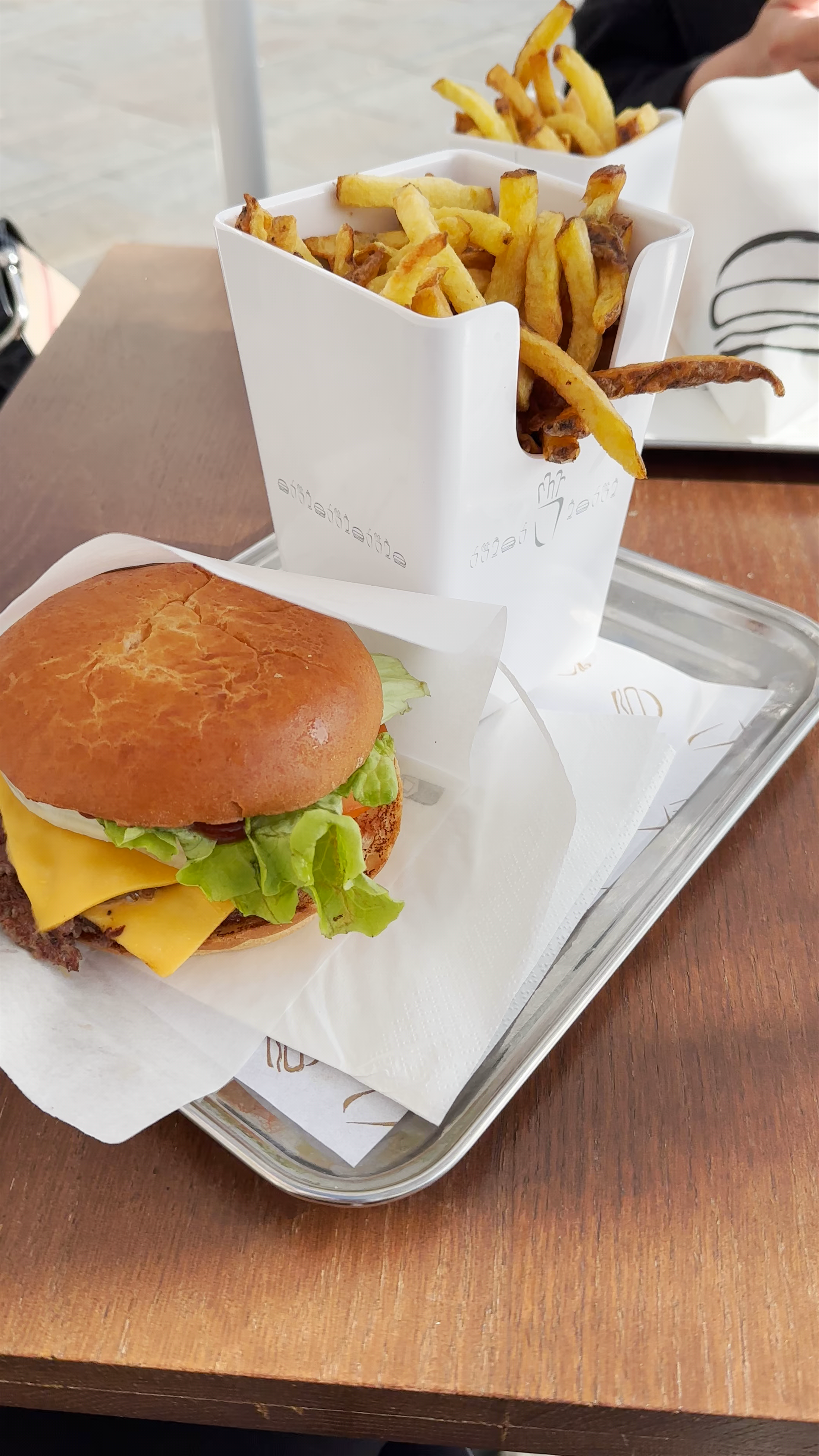 Sunny Outdoor Dining at Steak 'n Shake Cannes Croisette