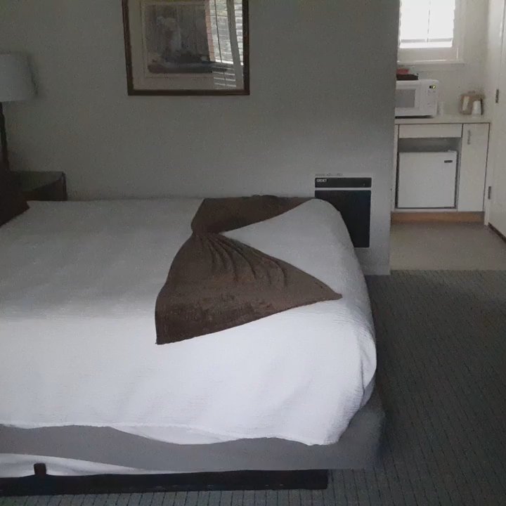 Bluebird Inn - Don't mind me - was using a new phone. LOL. This is the Deluxe King Room. - Hotels Near Me - Cambria, California