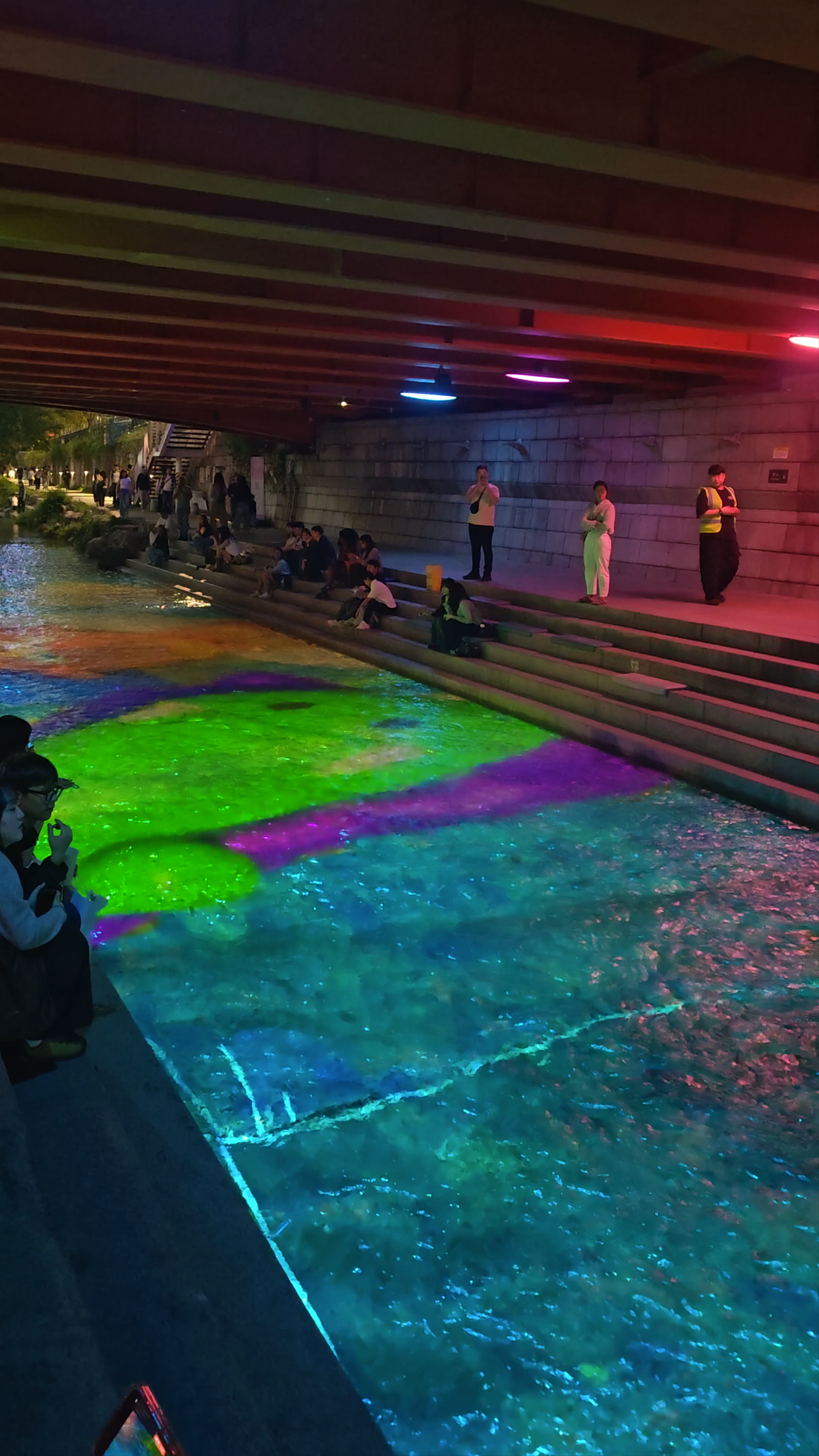 Cheonggyecheon Night Illumination: A Vibrant Urban Oasis in Seoul