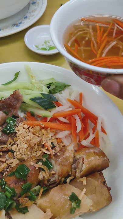 Anh Hong - Pouring the sauce - Vietnamese Near Me - Honolulu, Hawaii