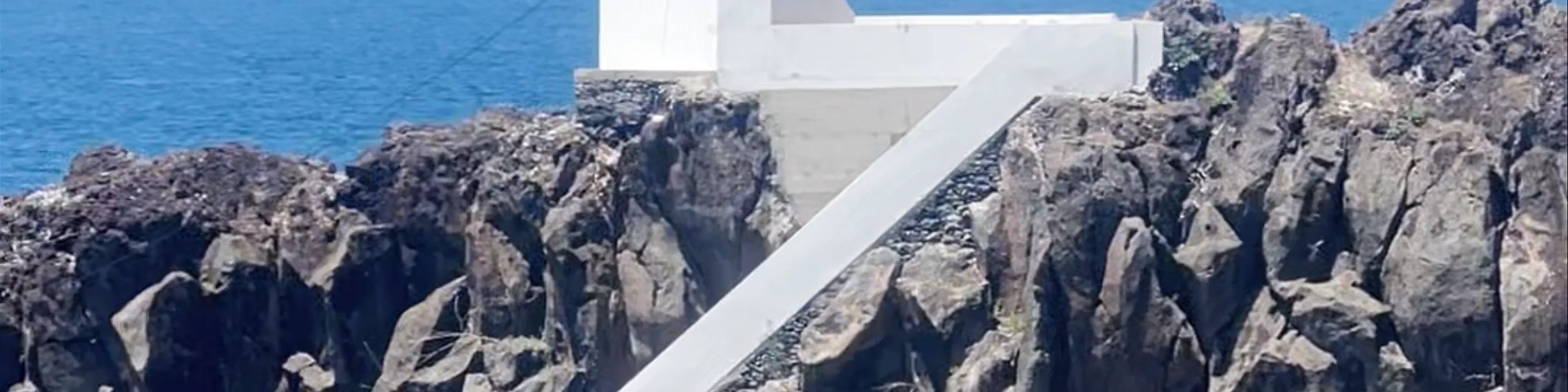 Câmara de Lobos lighthouse