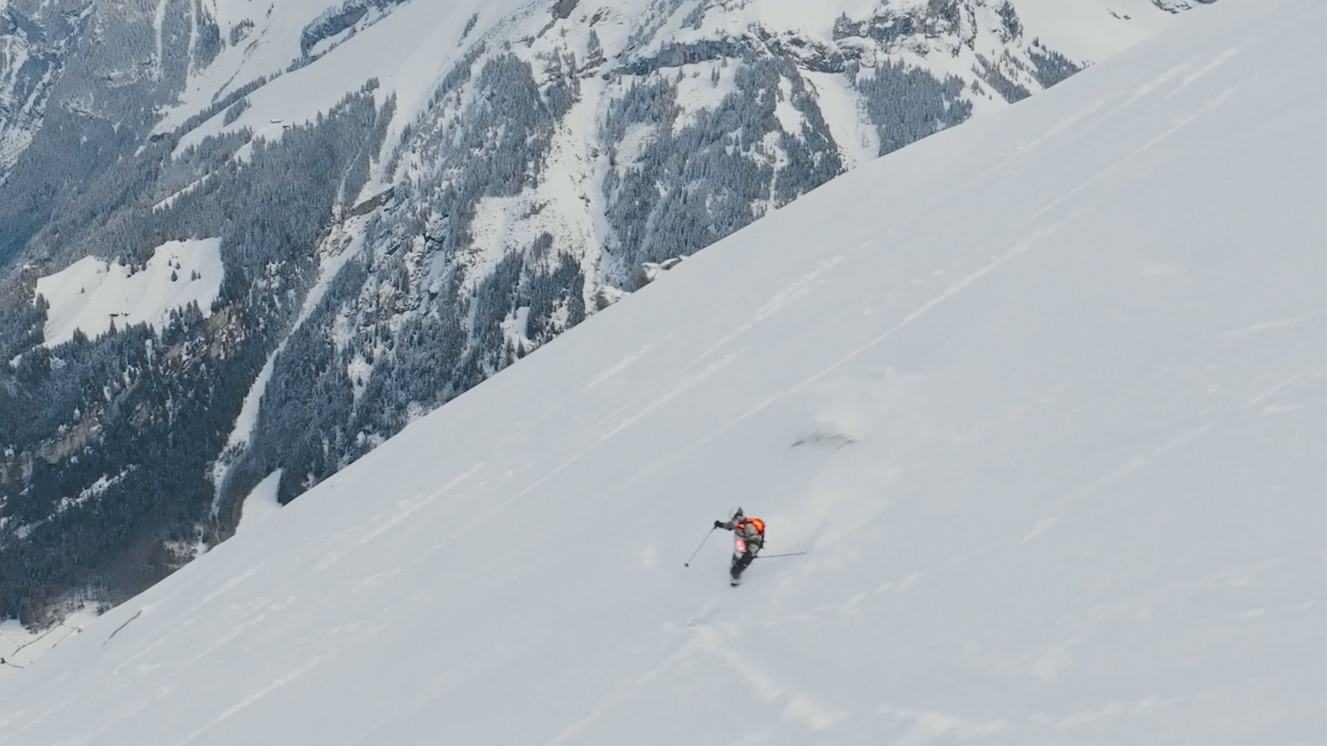 A teaser for the Mammut Barryvox App, featuring people in winter sports activities.