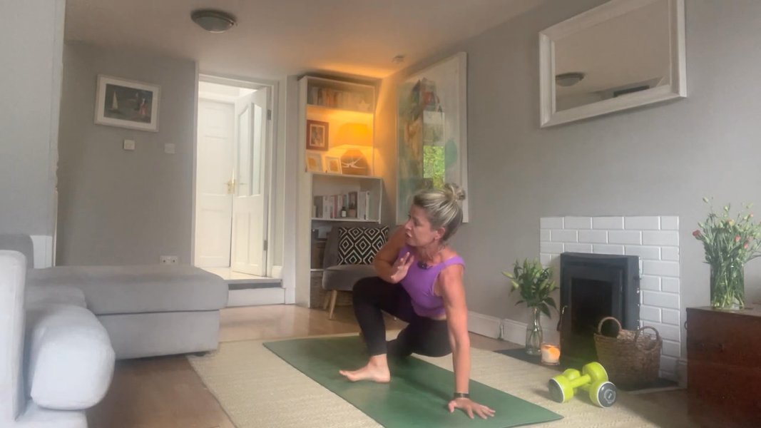 A STRONG wake up stretch with weights 🏋️