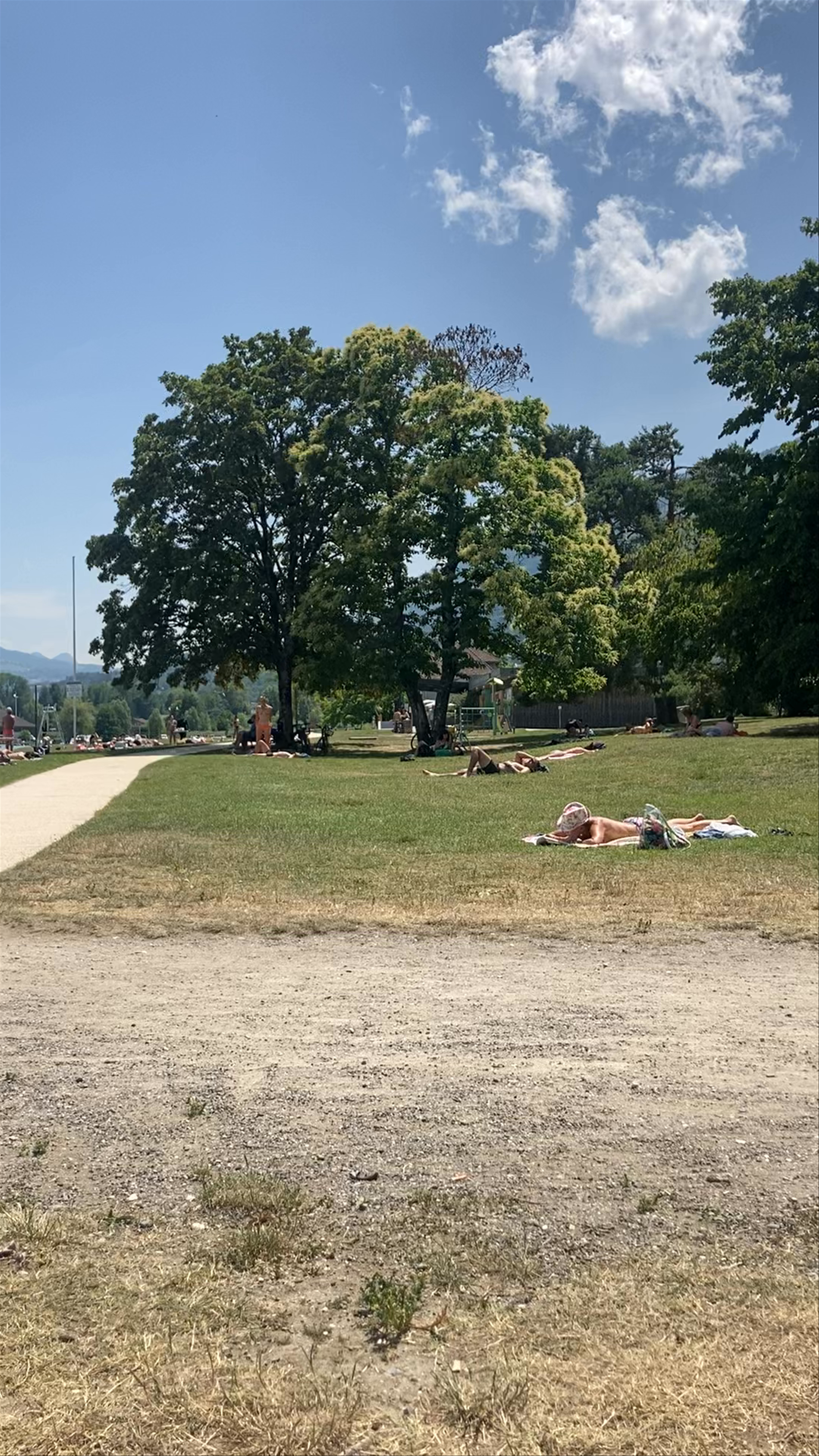 Sunny Lakeside Relaxation at Parking de la Plage de Sévrier, France