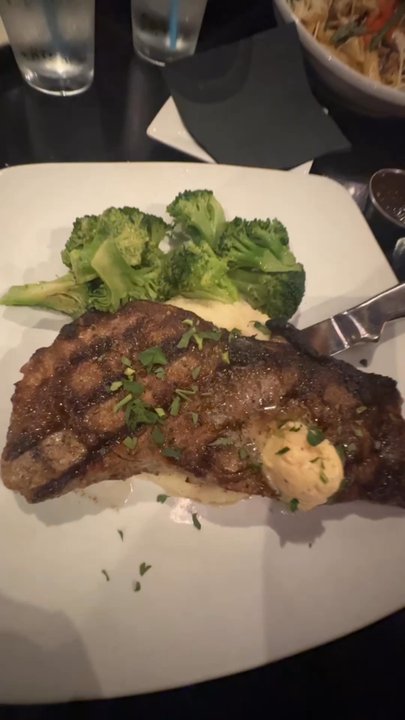 Sedona Taphouse - Hand Cut NY Strip. The steak was so juicy & tender The broccoli & mashed potatoes was seasoned as well too. Kisses to the chief. - New American Near Me - Troy, Michigan