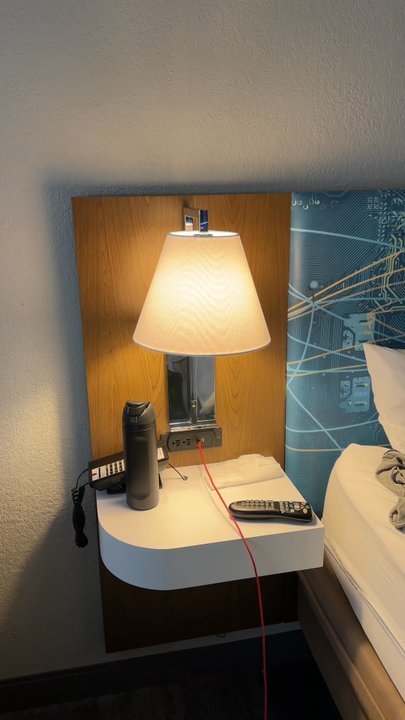 Hampton Inn Flemington - Different lamps had different light tones! White on left and warm on right. - Hotels Near Me - Flemington, New Jersey