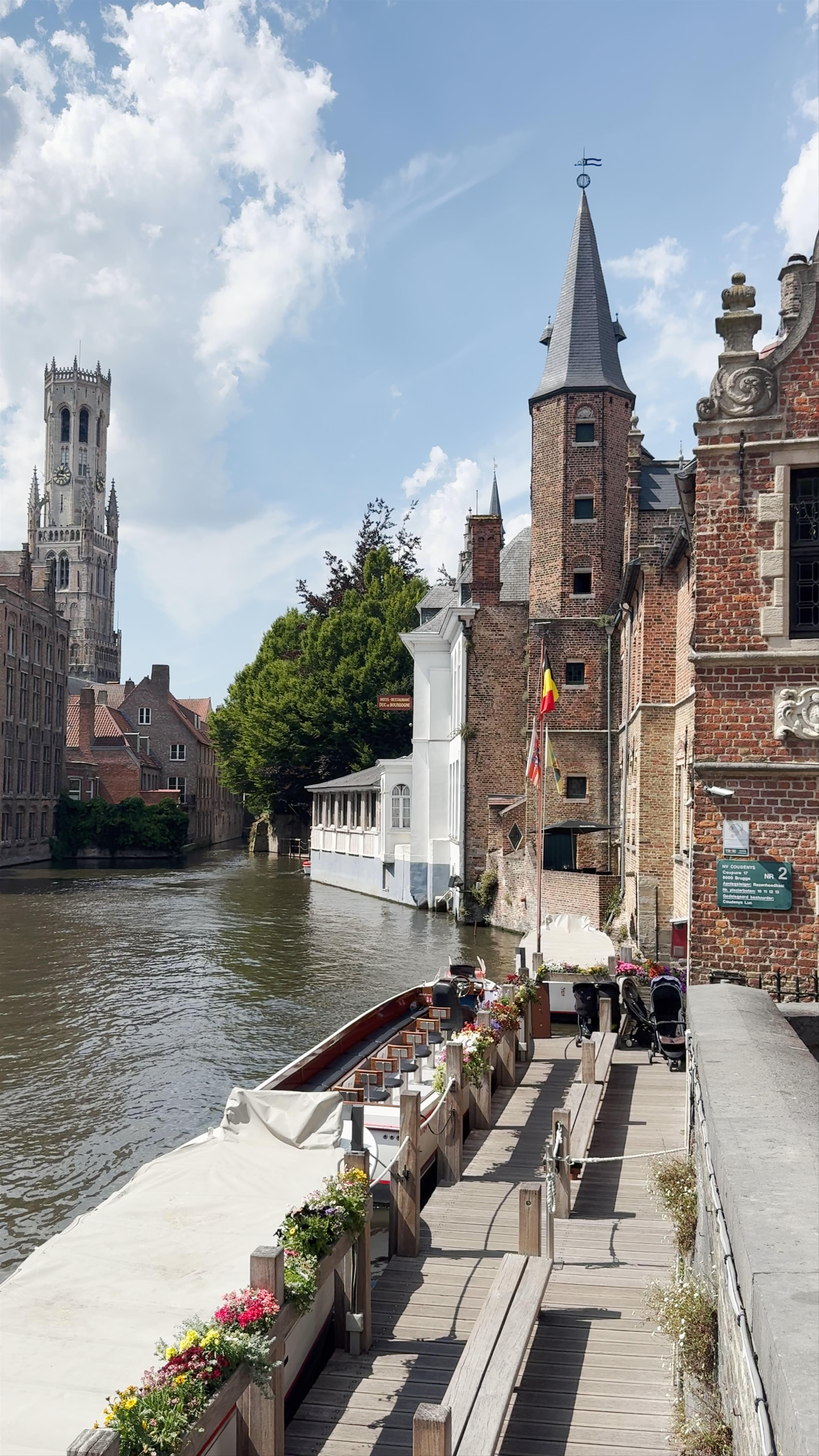 Enchanting Canal Views at Lago de Amo, Bruges – A Timeless Belgian Experience