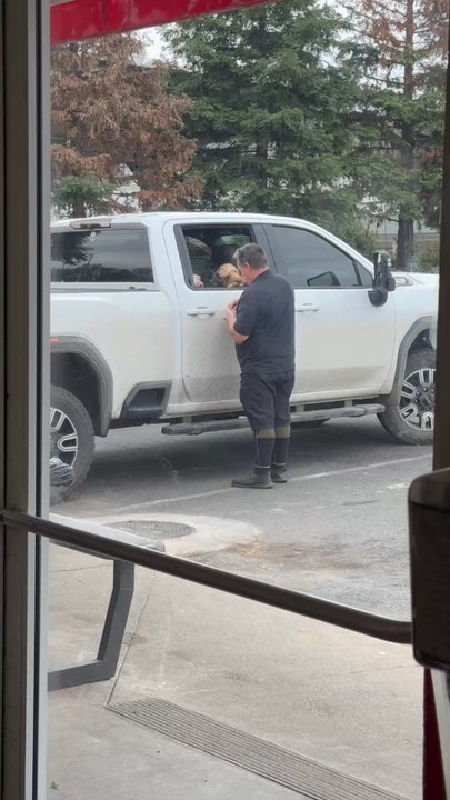 Smokin' Joe's BBQ - Owner went out to give the dogs a very special treat! - Barbeque Near Me - Redding, California