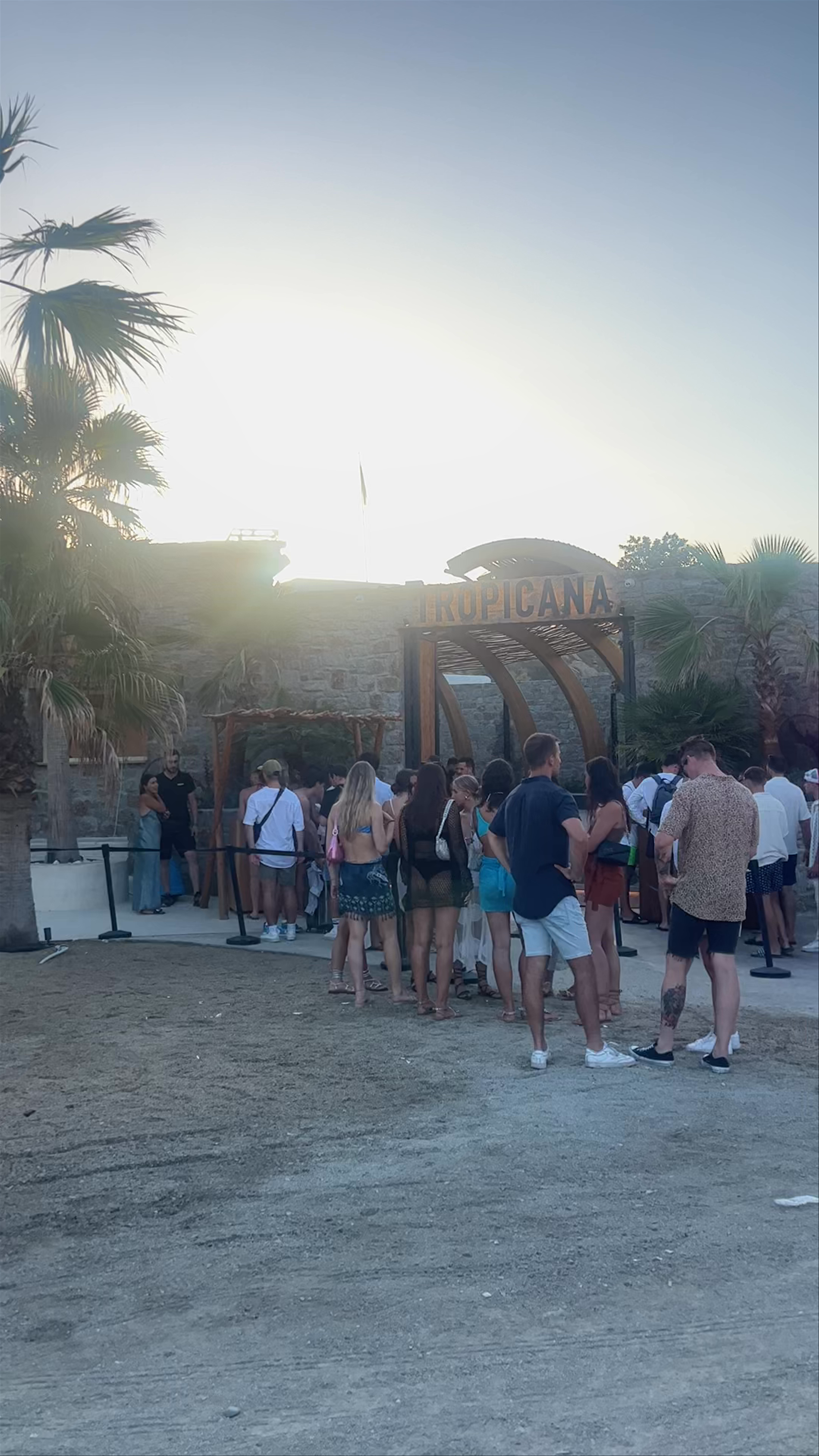 Tropicana Beach Bar - Restaurant