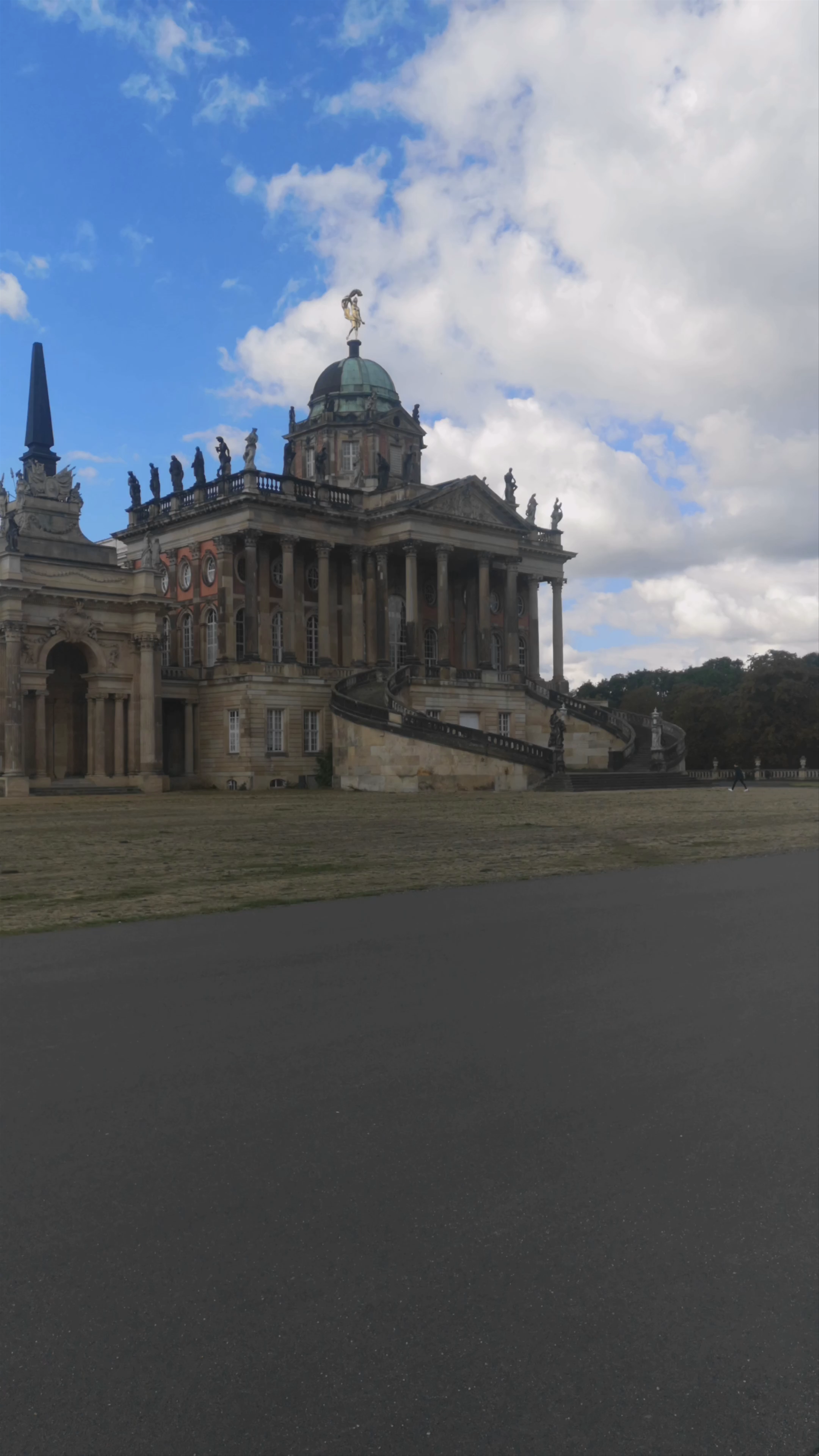 Kolonnade mit Triumphtor