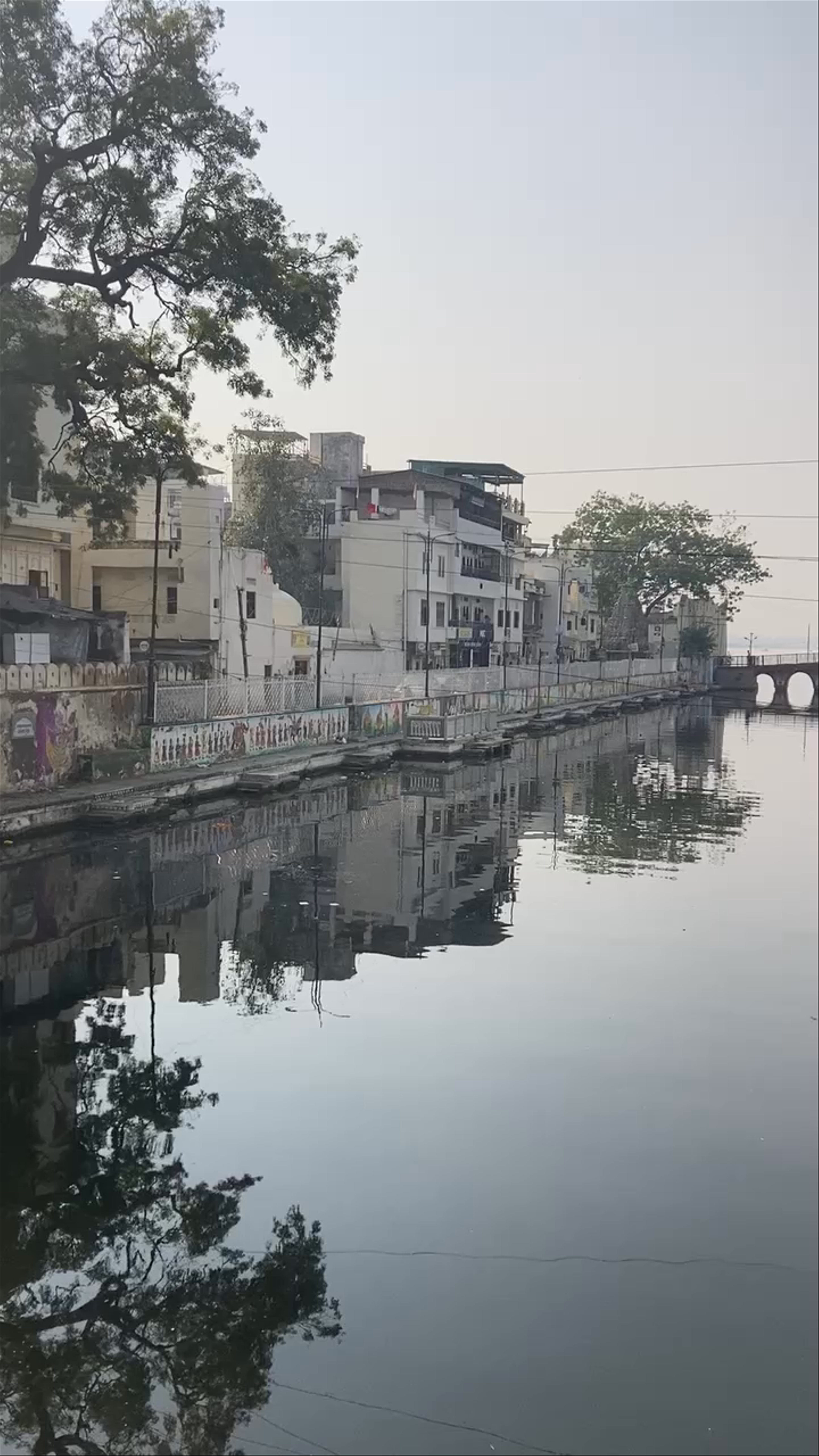 Chand Pole Bridge: Tranquil Riverside in Udaipur, Rajasthan