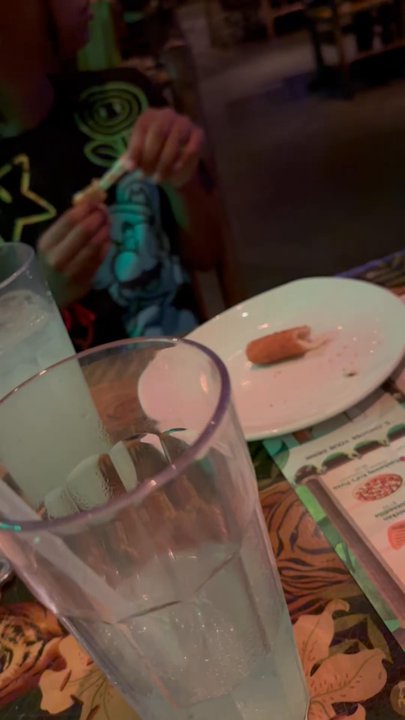 Rainforest Cafe - Racist Manager and staff were very racist towards my mixed family one of the Spanish waitress, stuck her middle finger up at my family. - American Near Me - Edison, New Jersey