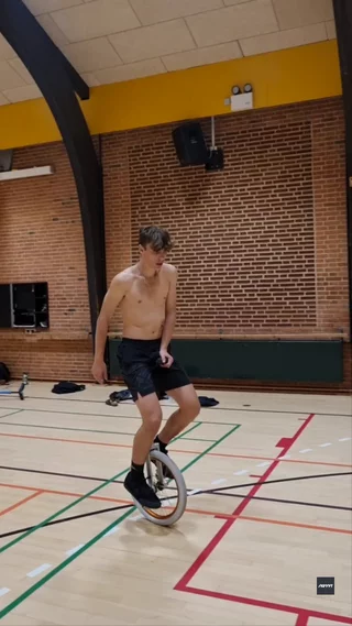 riu submission: seated inside jam - body varial
