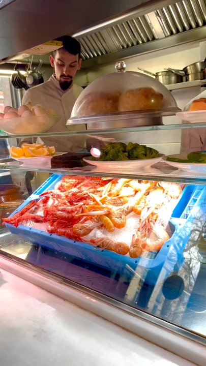 Casa Guinart - View of the fresh seafood at the kitchen bar - Tapas Bars Near Me - Barcelona, B