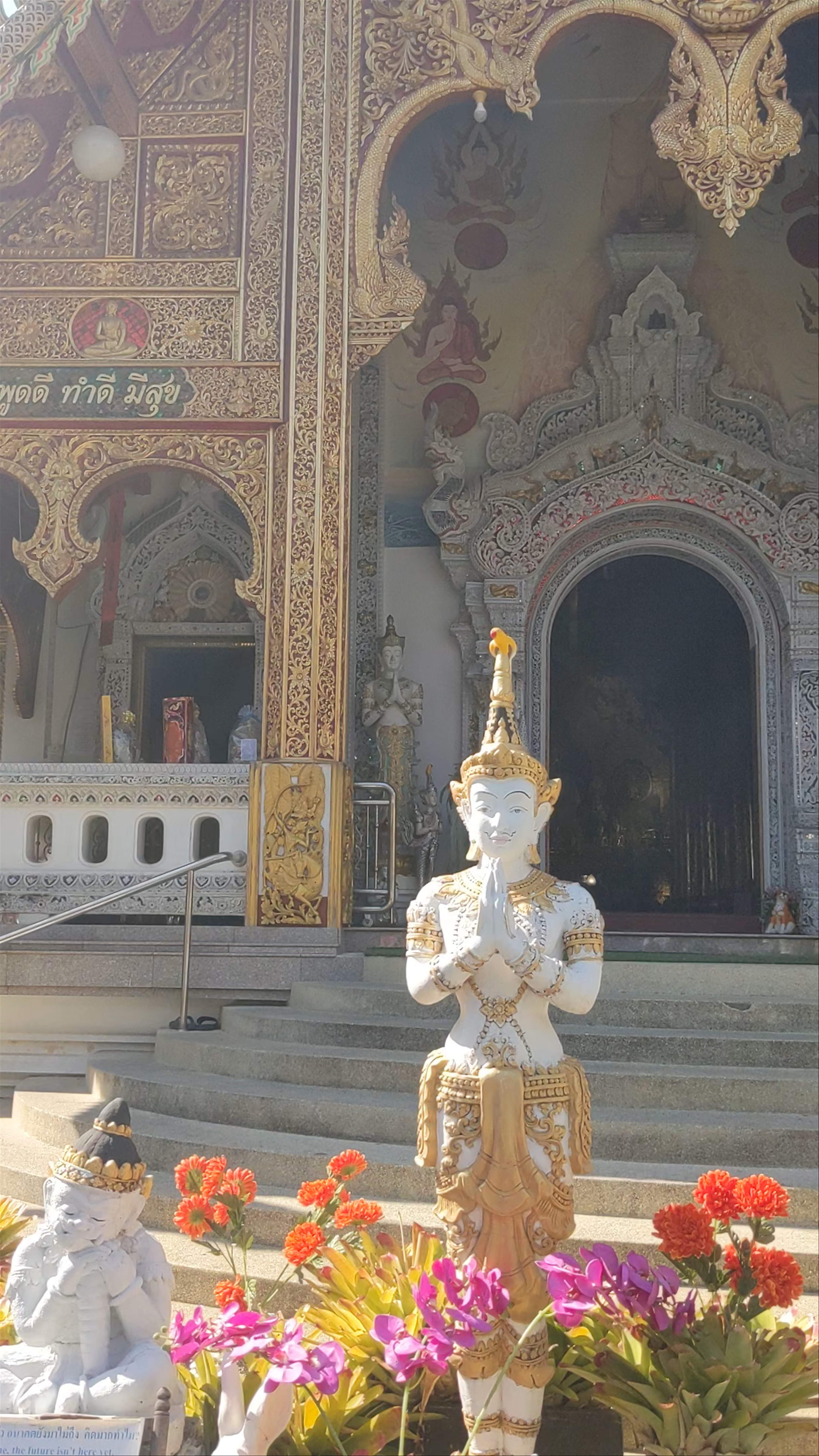 Wat Loi Kroh: Golden Temples and Serenity in Chiang Mai