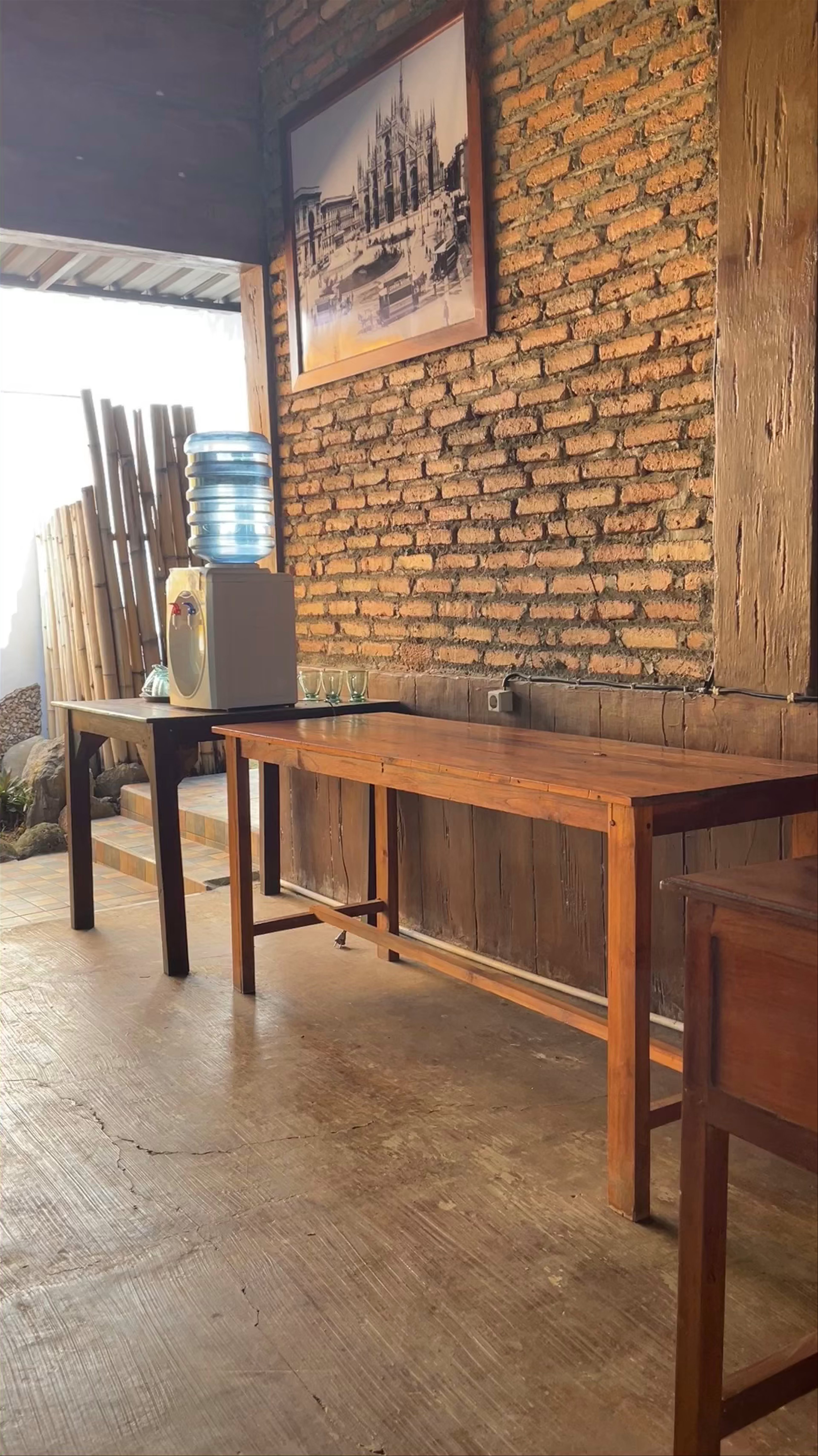 Cozy Rustic Dining Ambiance at Warung Mamma Italia in Labuan Bajo