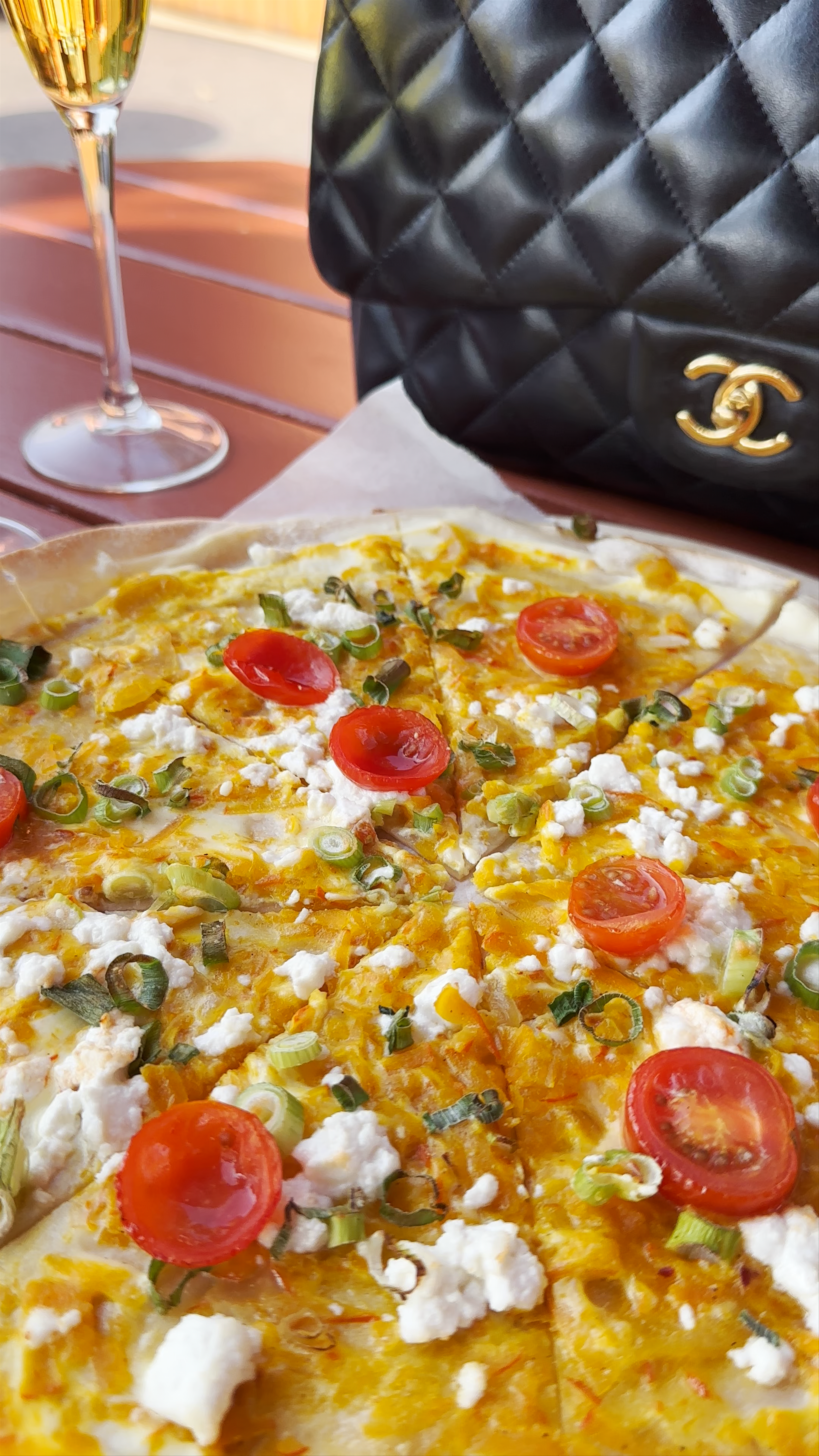 Autumn Picnic Vibes with Fresh Flatbread & Sparkling Wine in Freital