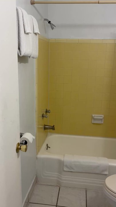 Century Inn - Bathroom - Hotels Near Me - Inglewood, California