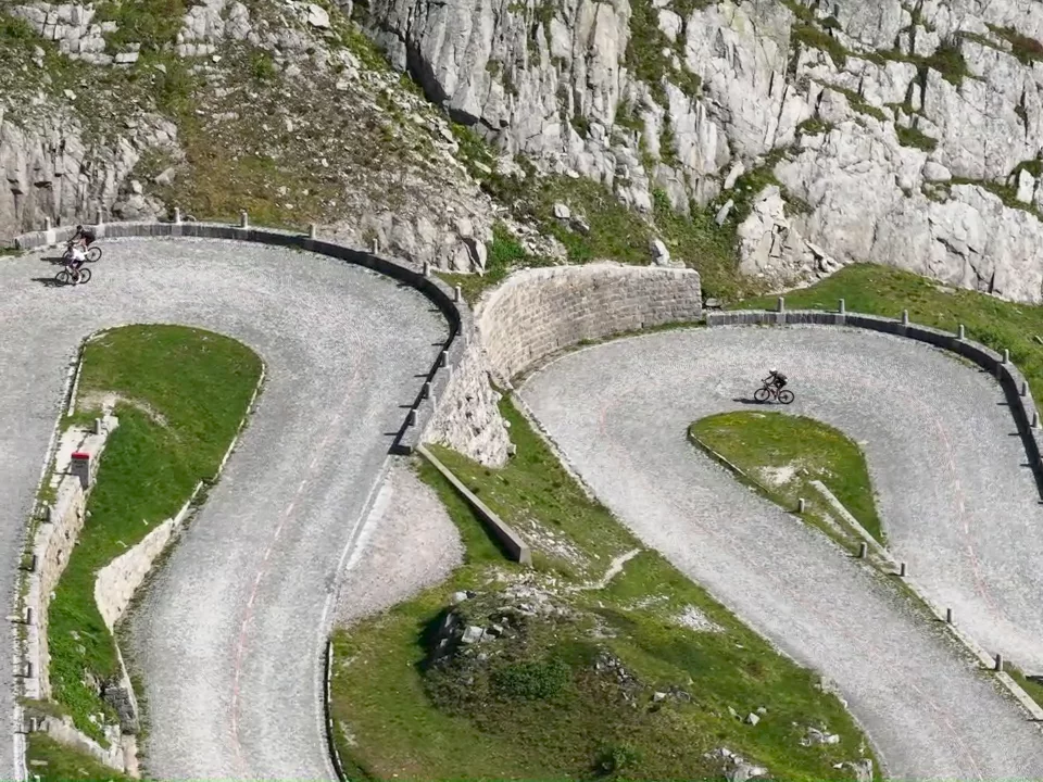 swisscycologytours.com